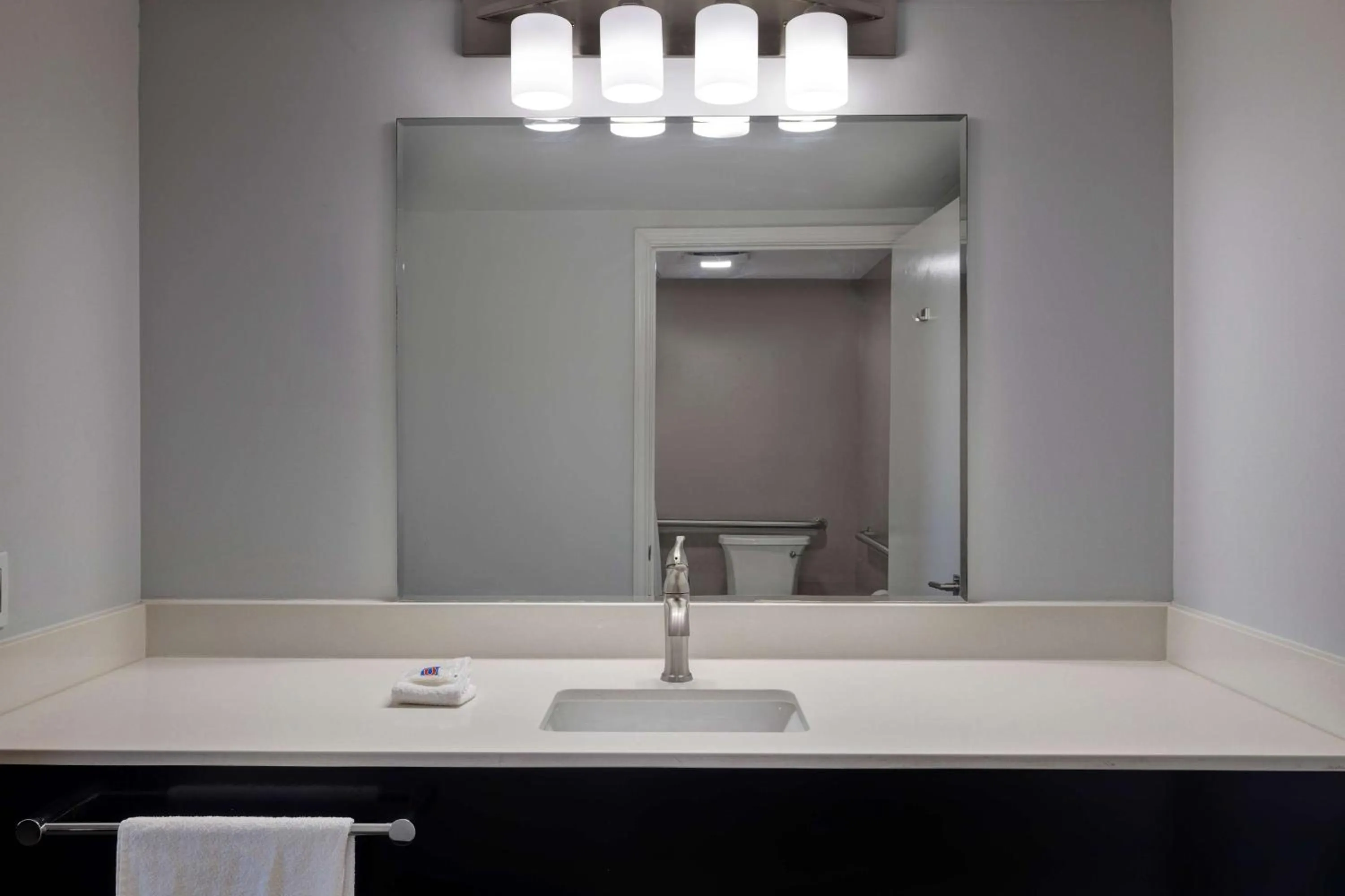 Bathroom in Motel 6 Bonne Terre, MO