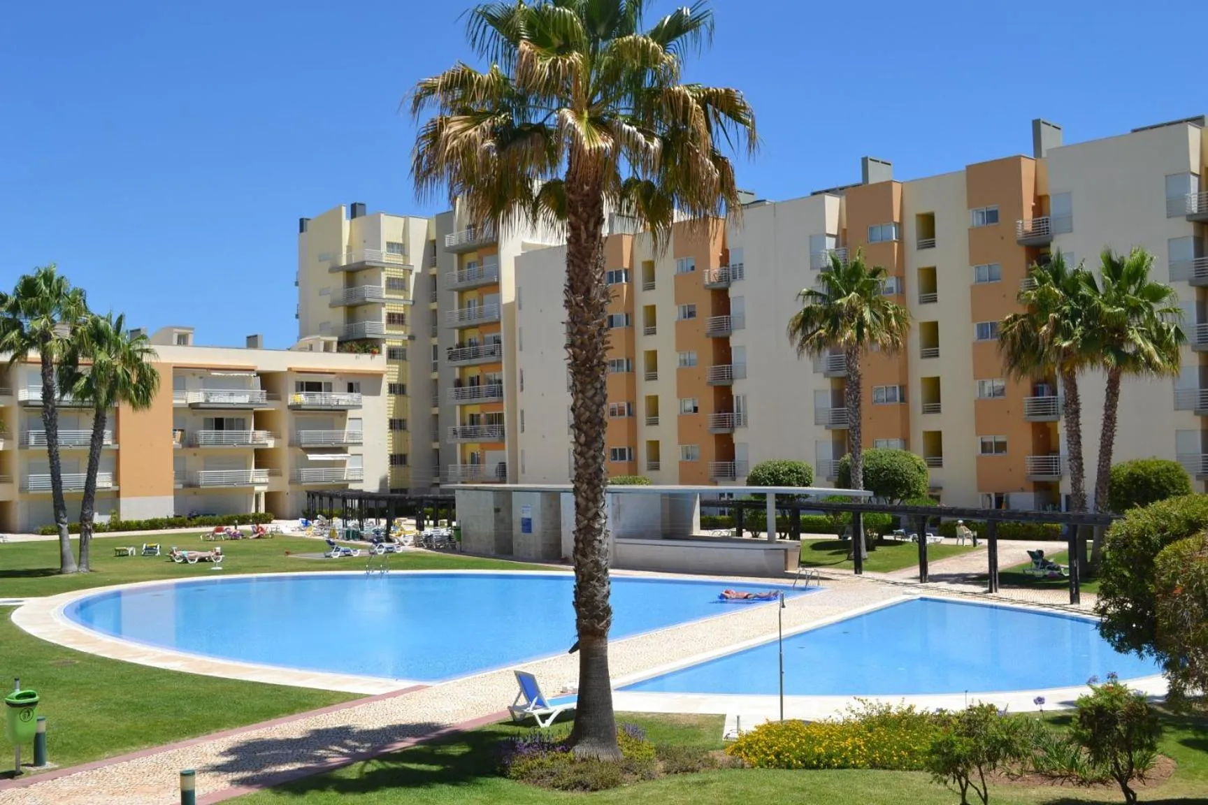 Swimming pool in MouraPraia By Garvetur