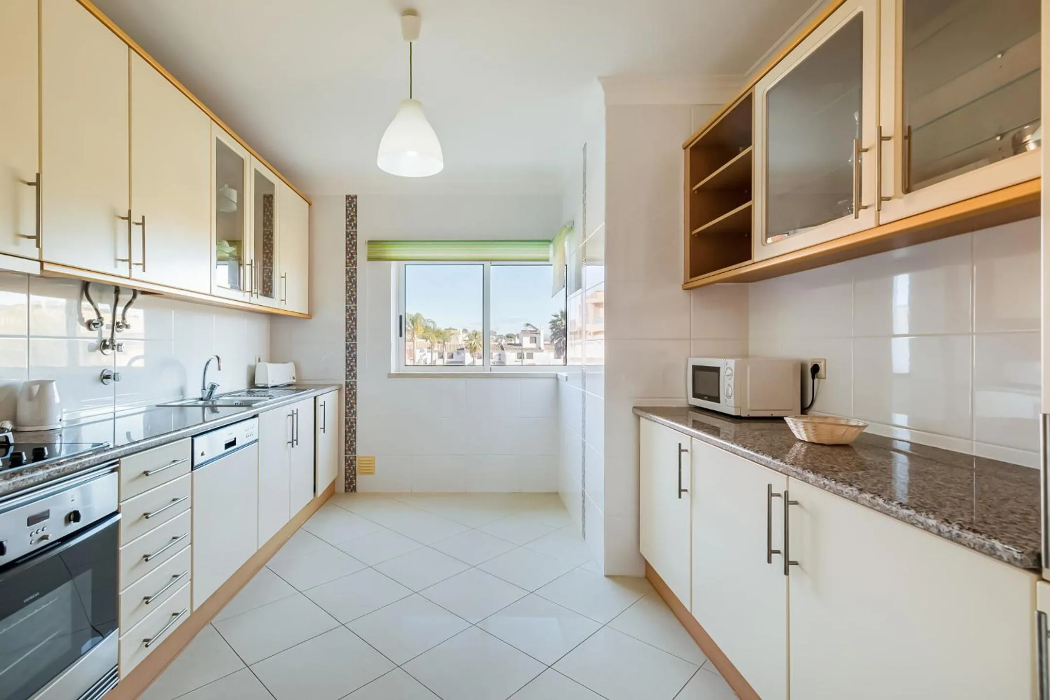 Kitchen or kitchenette in MouraPraia By Garvetur