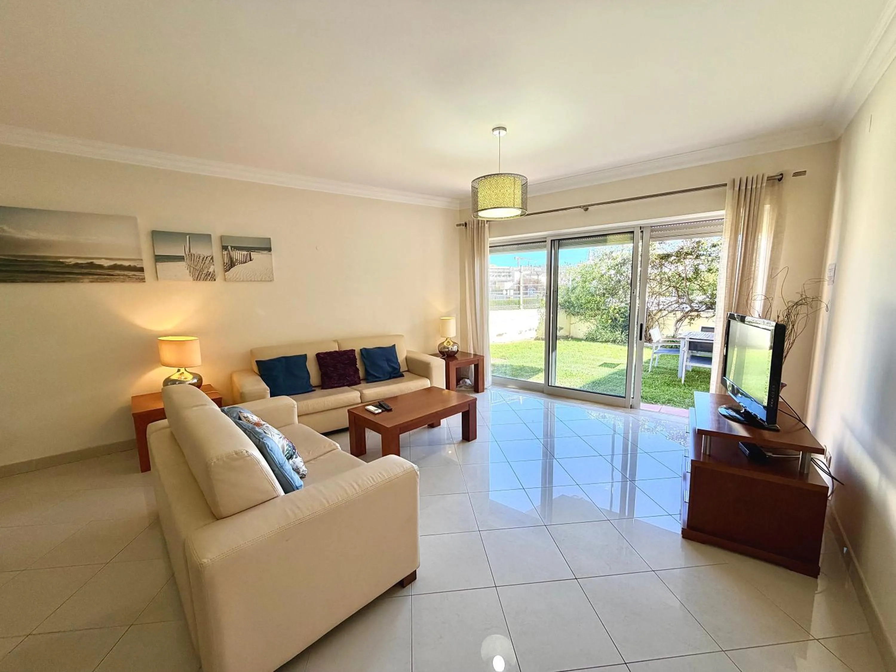 Living room in MouraPraia By Garvetur