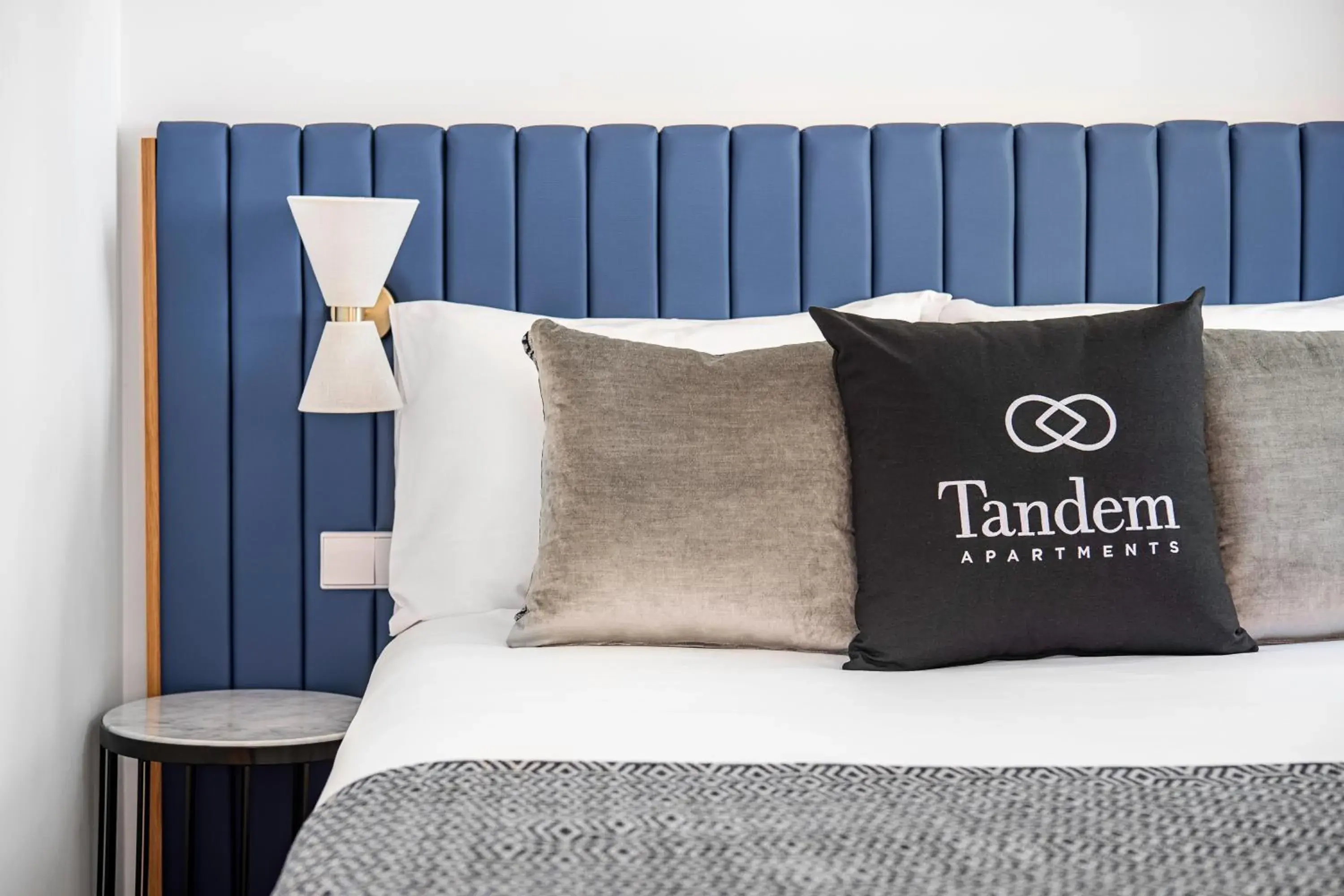 Decorative detail, Bed in Tandem Palacio Alfama Apartments Decorative detail, Bed in Tandem Palacio Alfama Apartments