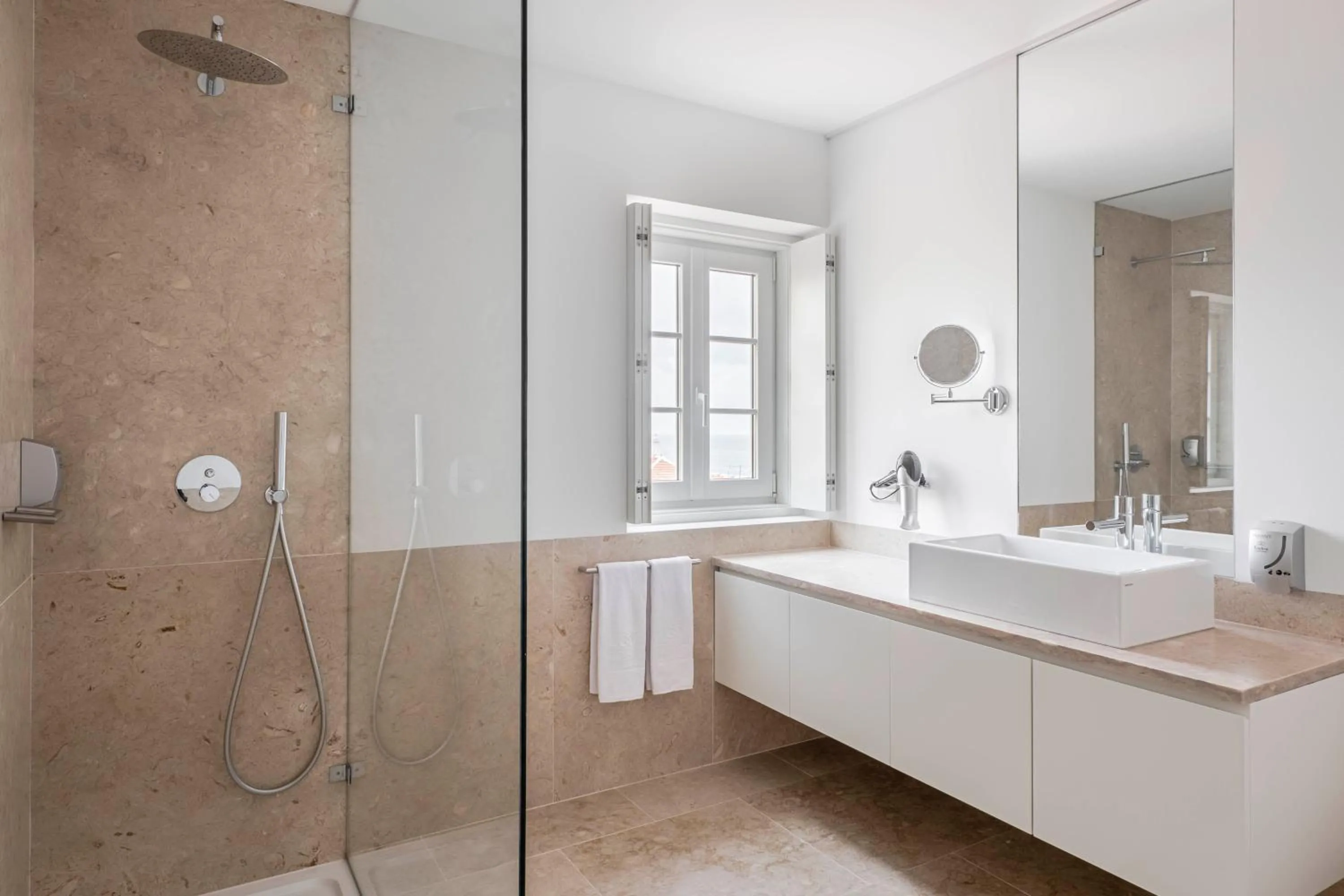 Bathroom in Tandem Palacio Alfama Apartments