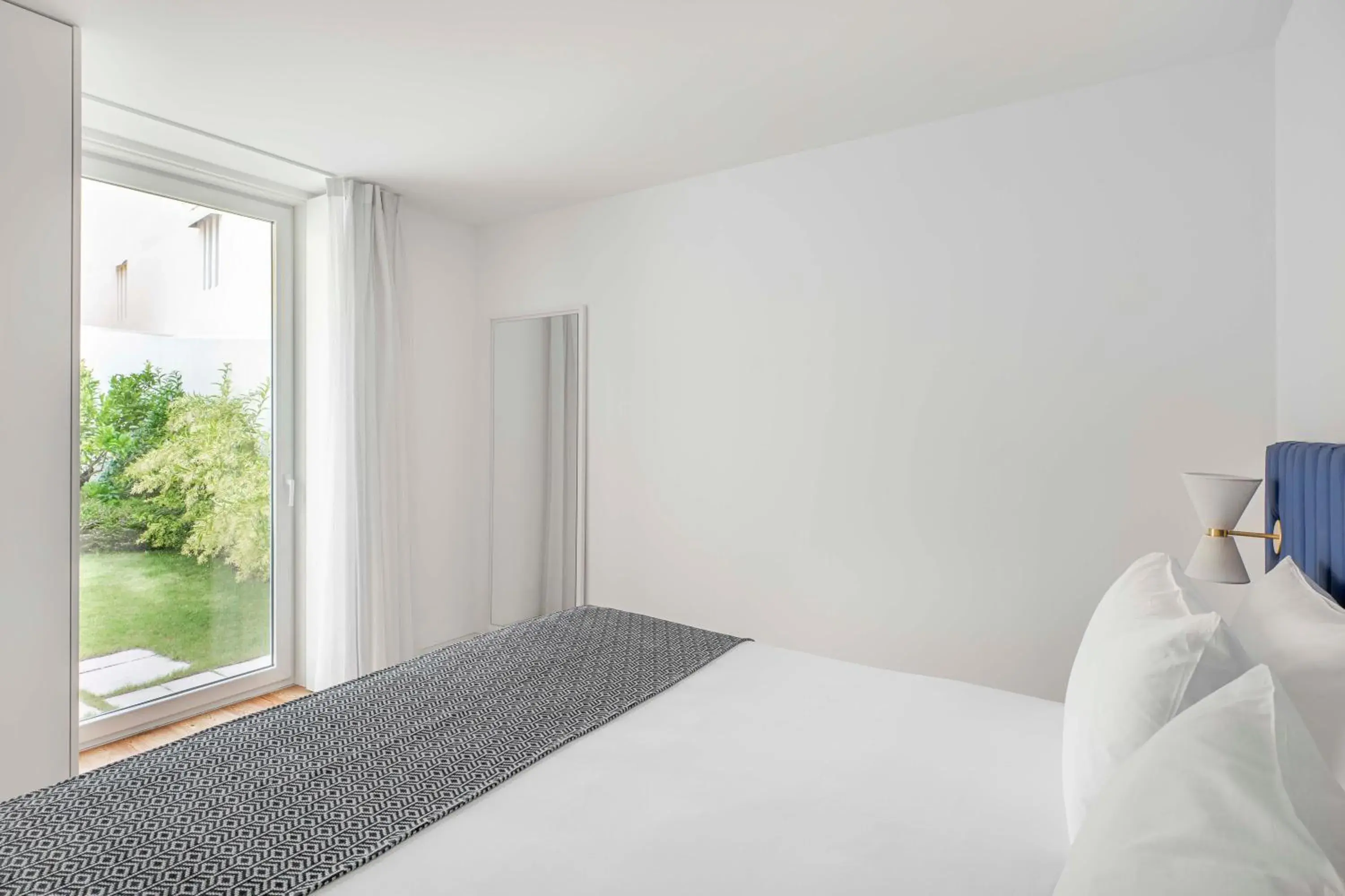 Inner courtyard view, Bed in Tandem Palacio Alfama Apartments Inner courtyard view, Bed in Tandem Palacio Alfama Apartments