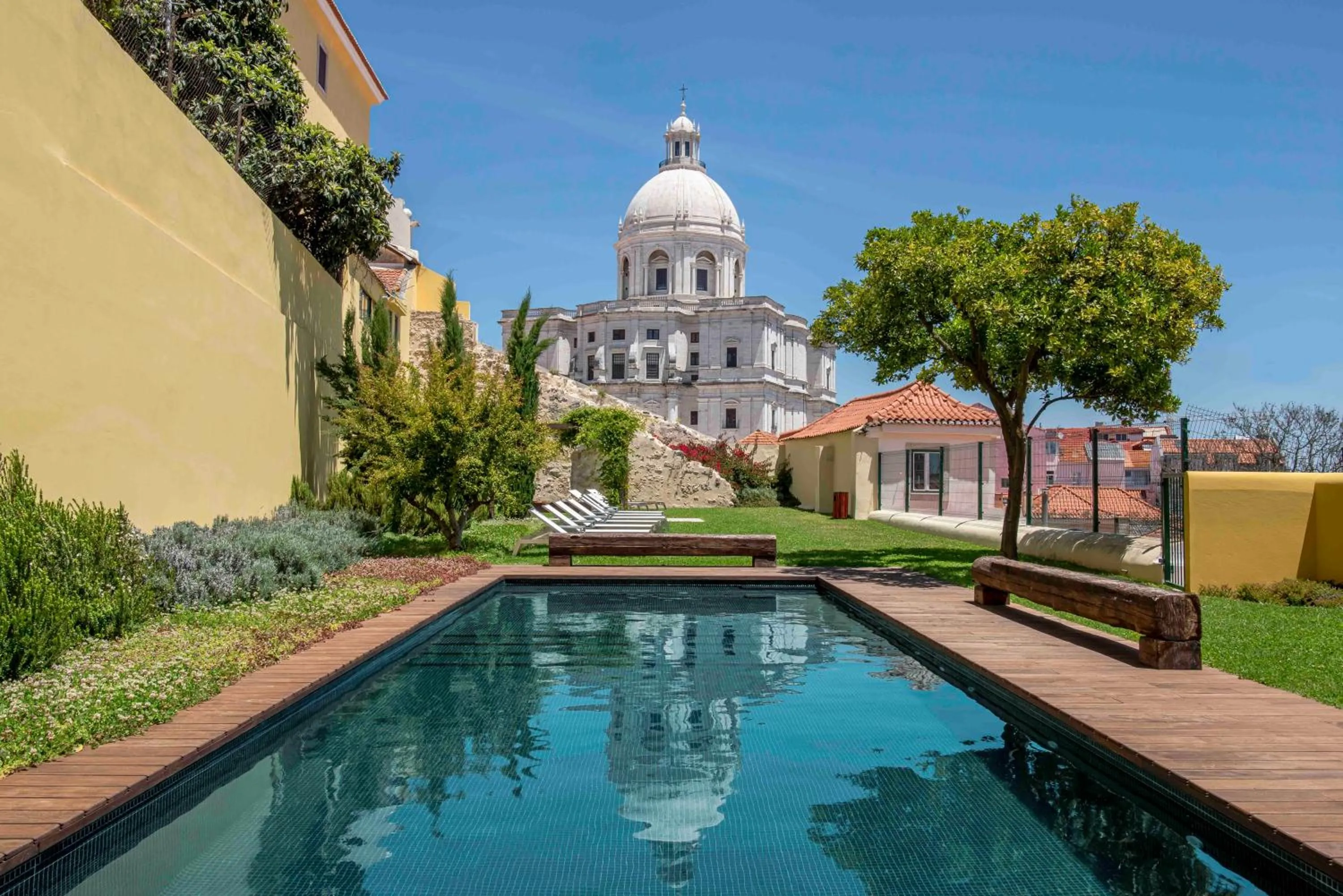 Swimming pool in Tandem Palacio Alfama Apartments