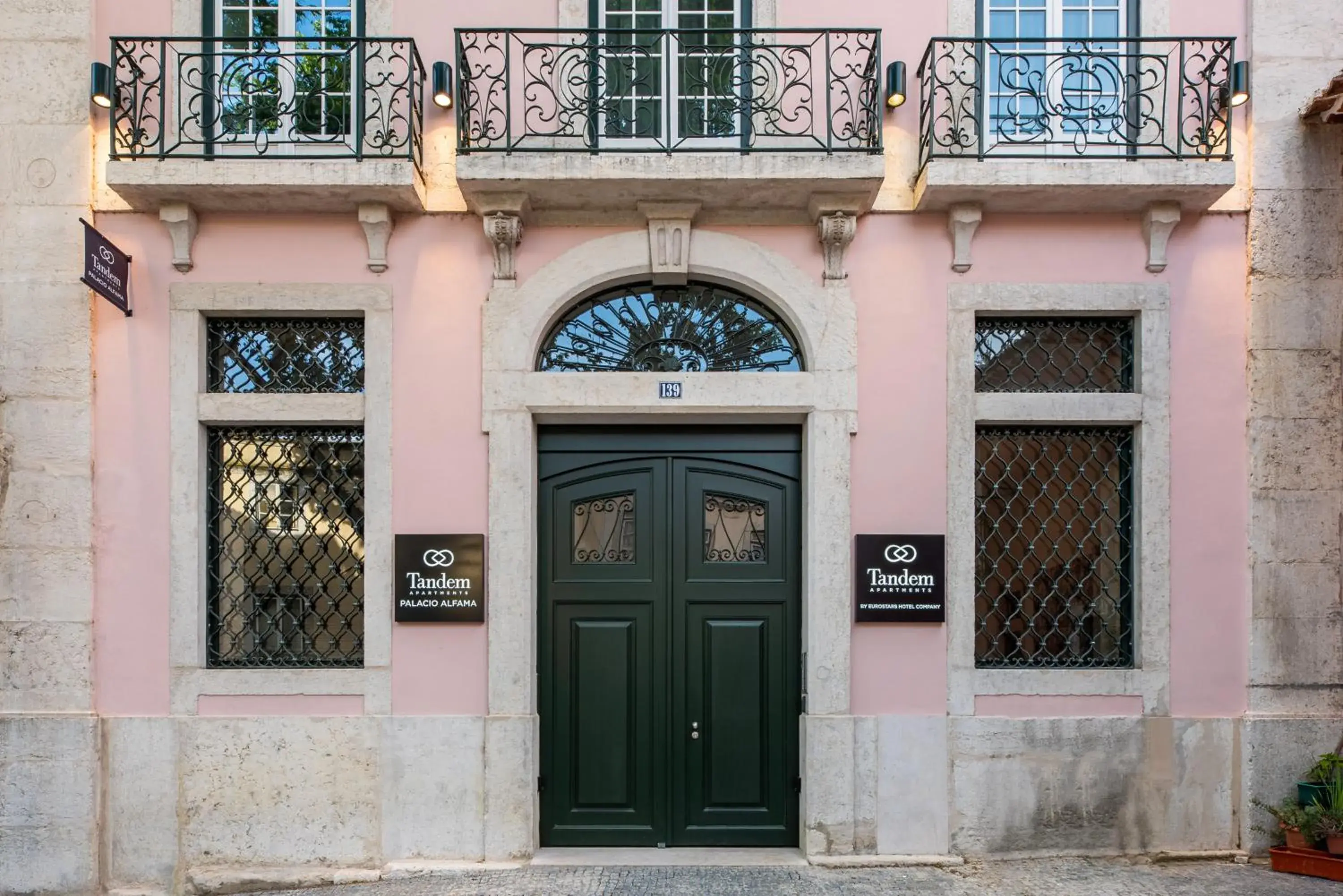 Facade/entrance in Tandem Palacio Alfama Apartments Facade/entrance in Tandem Palacio Alfama Apartments