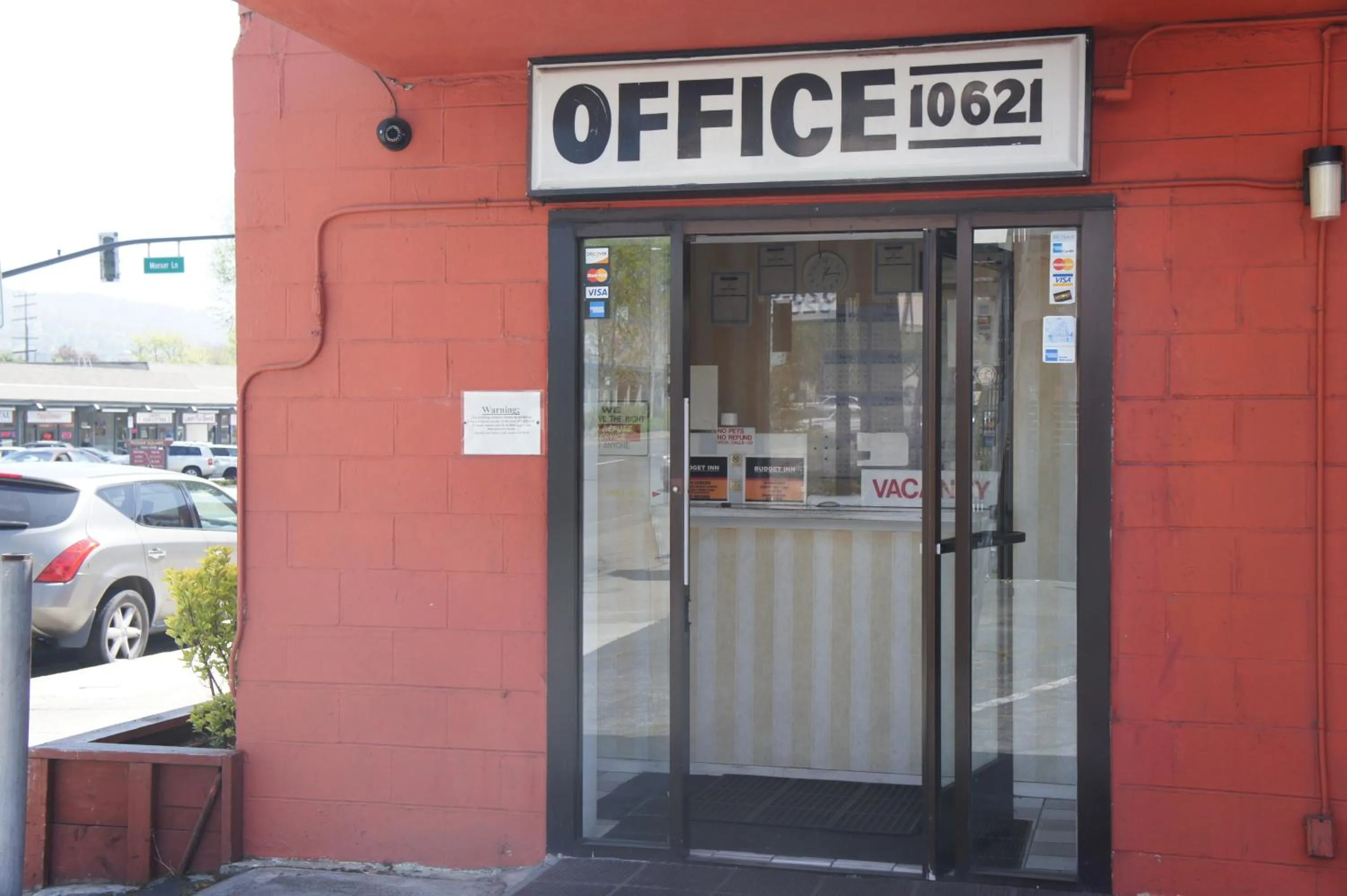 Facade/entrance in Budget Inn