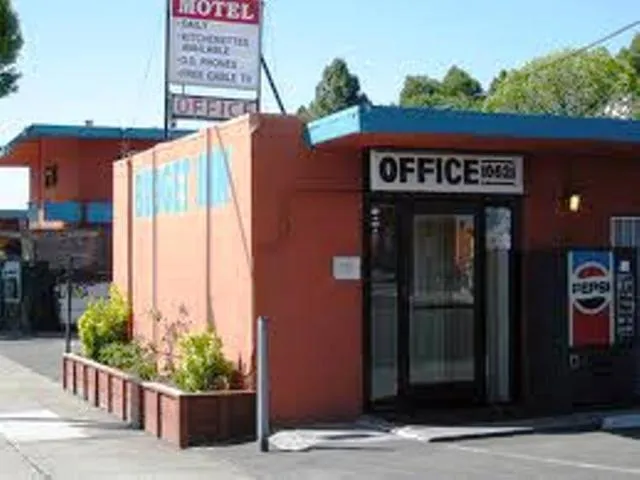 Facade/entrance in Budget Inn