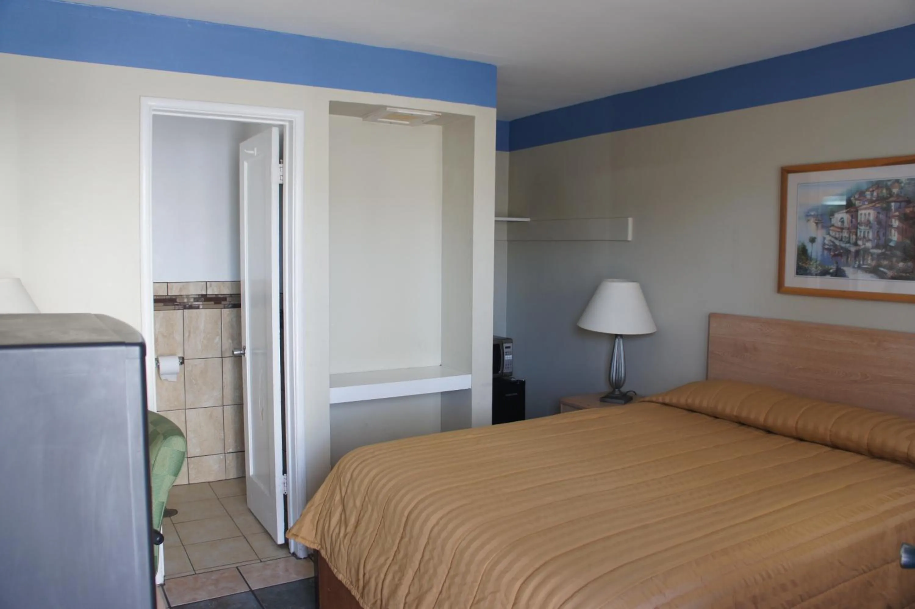 Photo of the whole room, Bed in Budget Inn