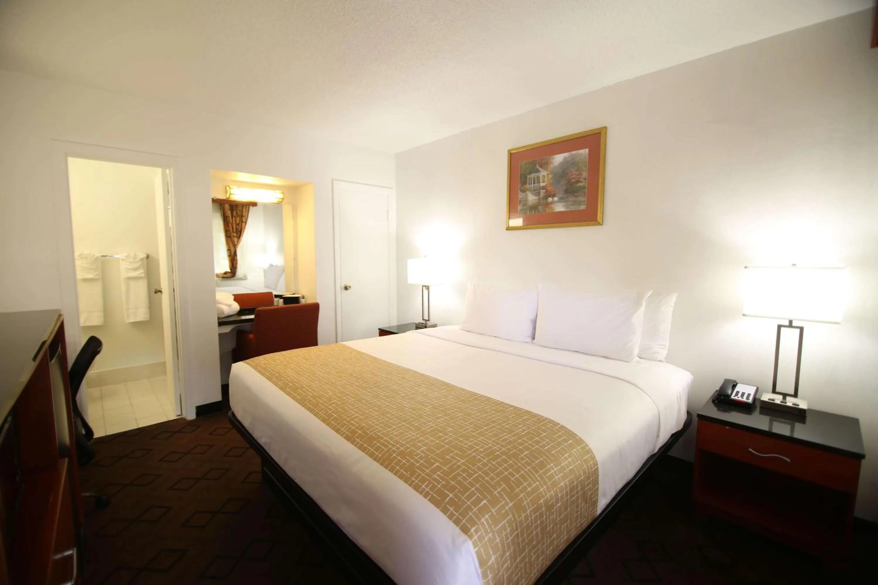 Photo of the whole room, Bed in Travelodge by Wyndham Burbank-Glendale