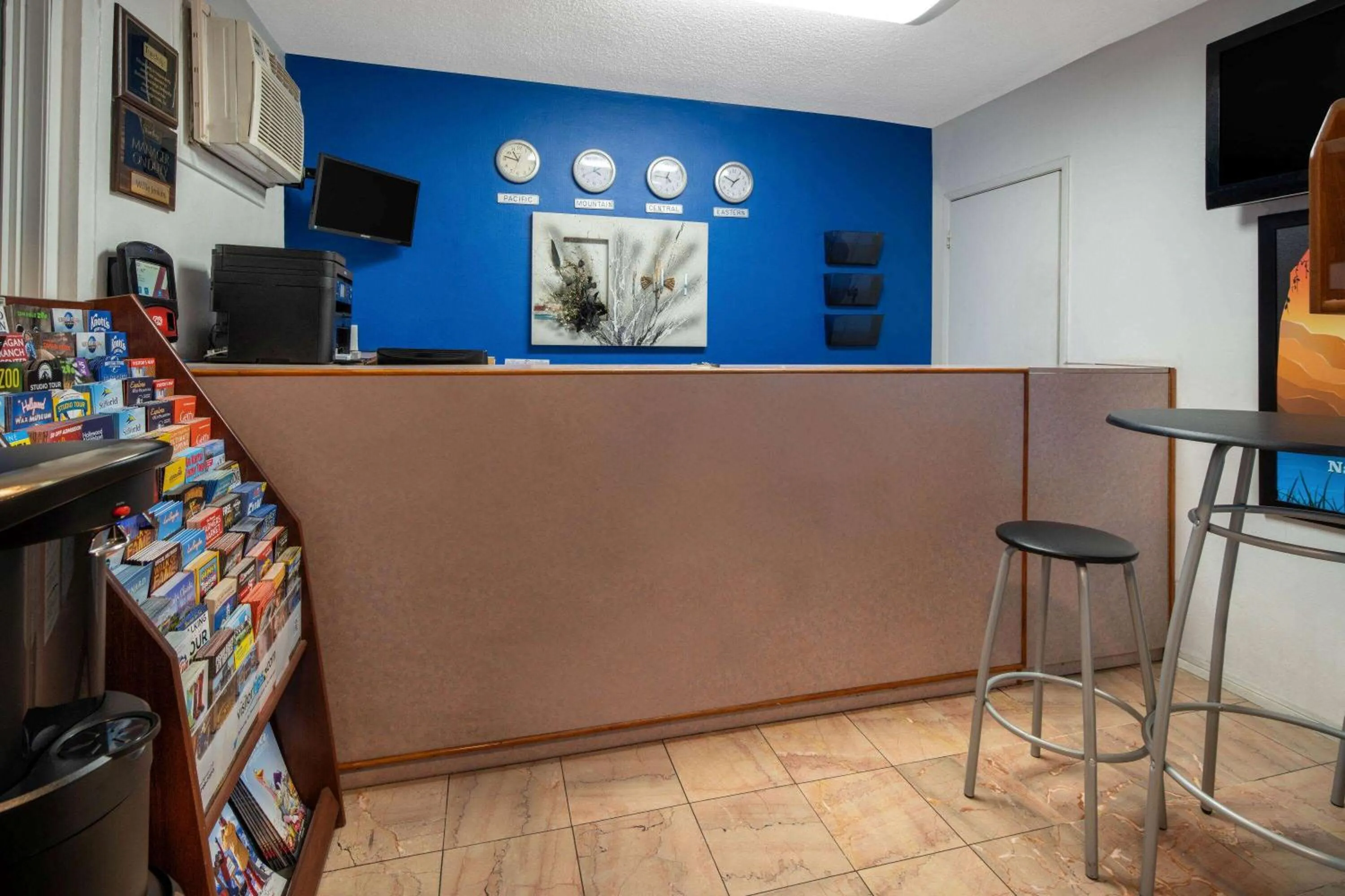 Lobby or reception in Travelodge by Wyndham Burbank-Glendale
