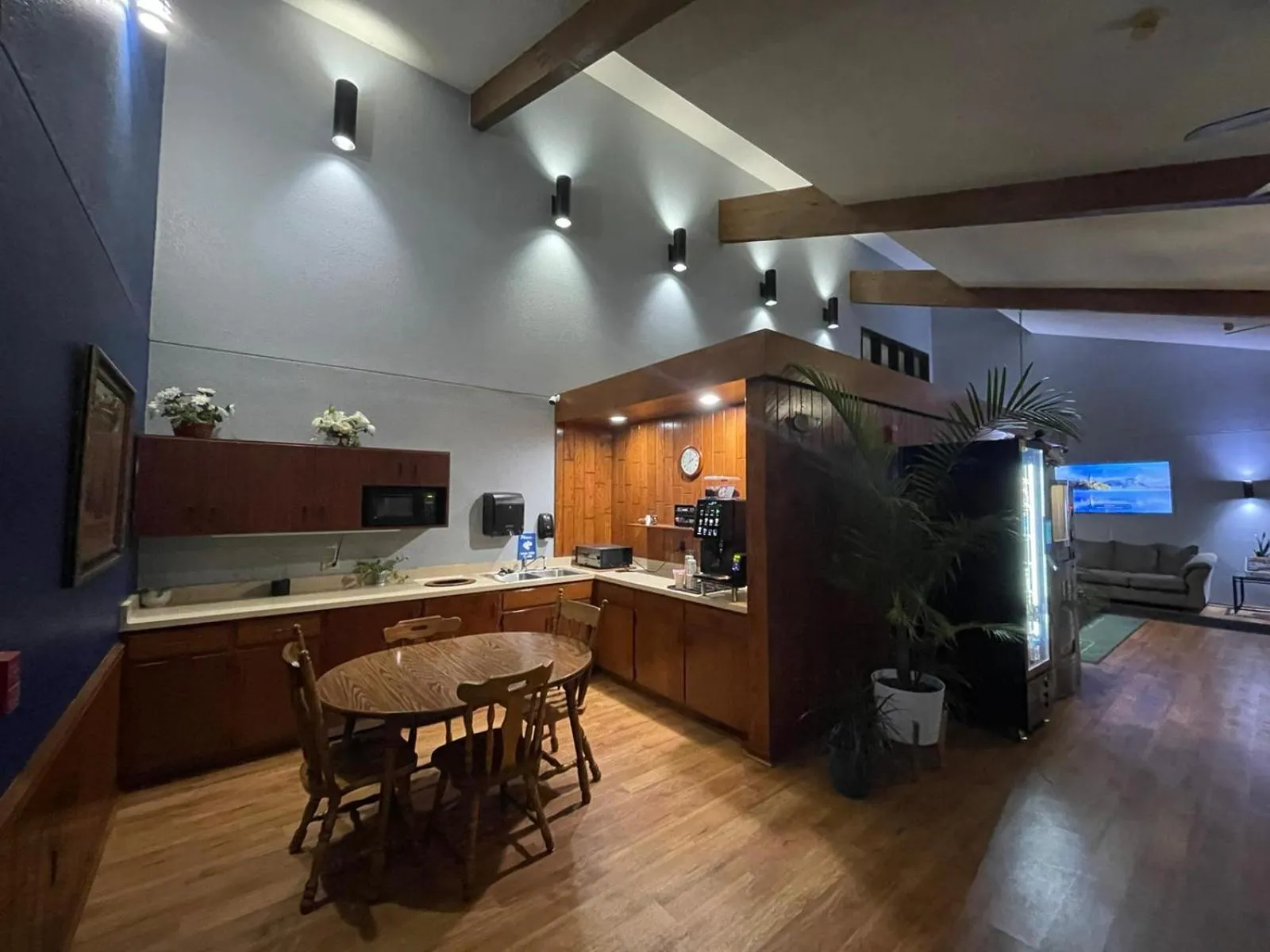 Communal lounge/ TV room in The Belgium Inn & Suites