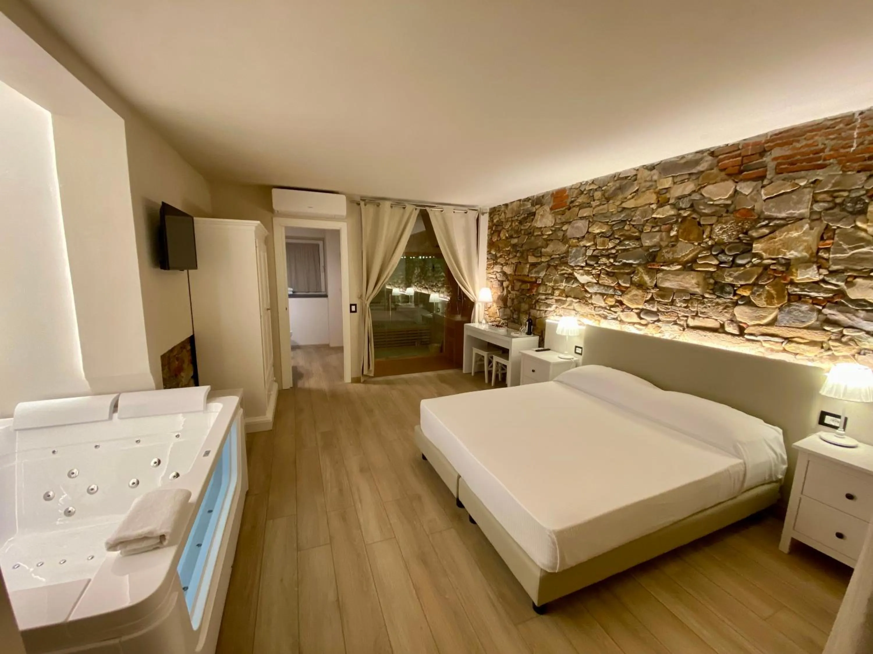 Bed in Il Tiglio Jacuzzi&Sauna
