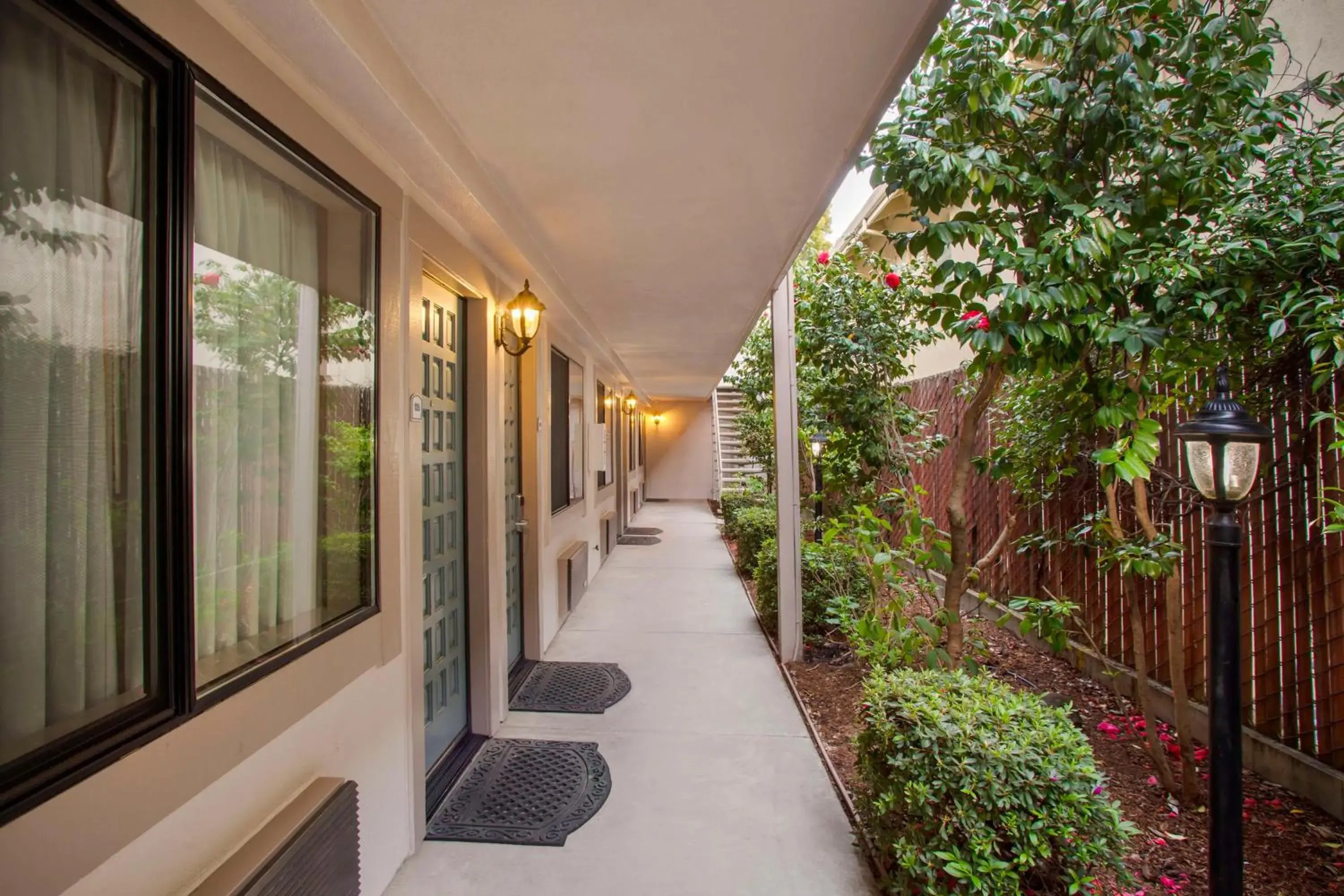 Property building in Best Western Inn Santa Cruz Property building in Best Western Inn Santa Cruz