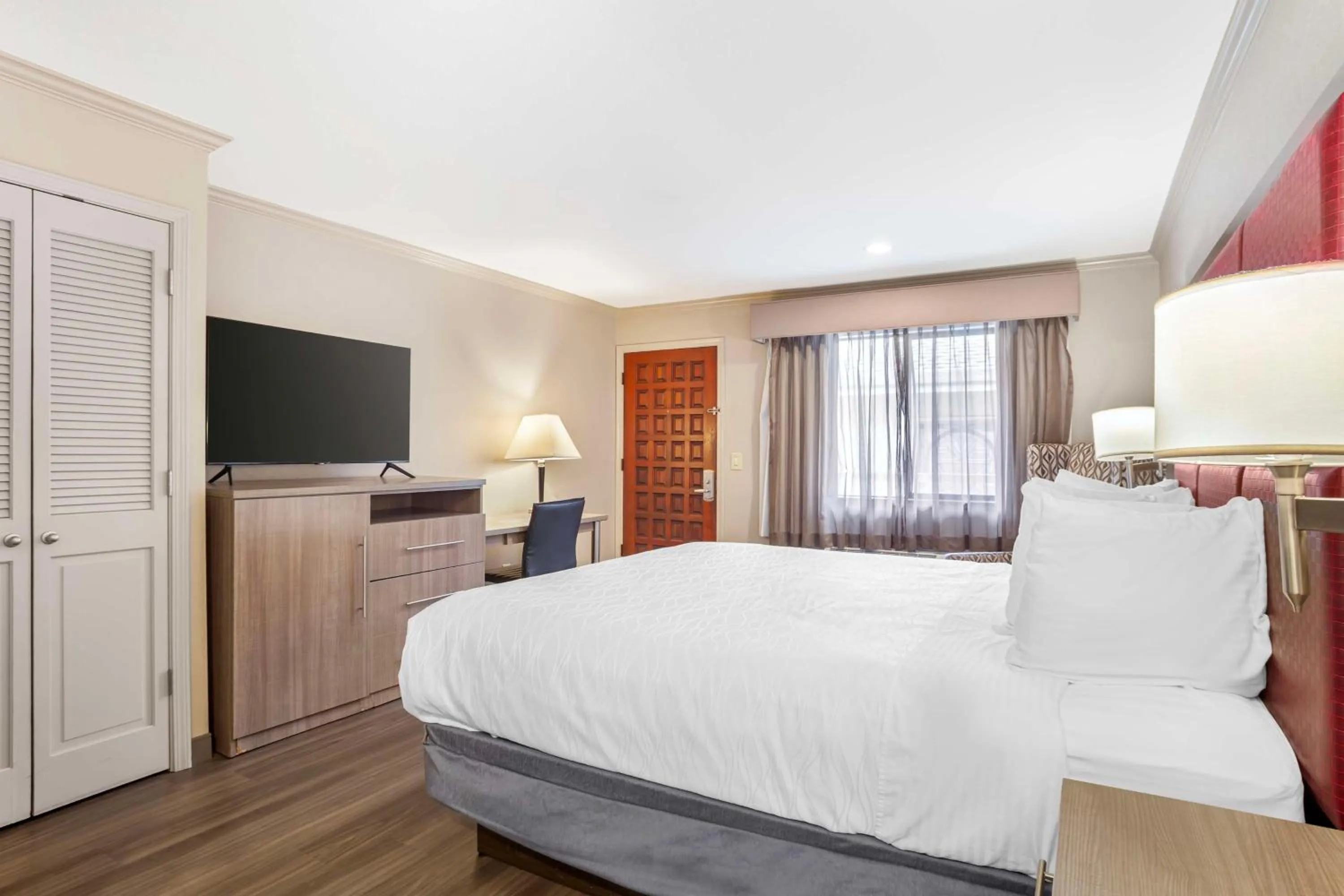 Bedroom, Bed in Best Western Inn Santa Cruz