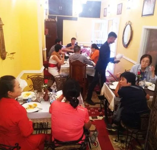 Restaurant/places to eat in Ganesha Palace