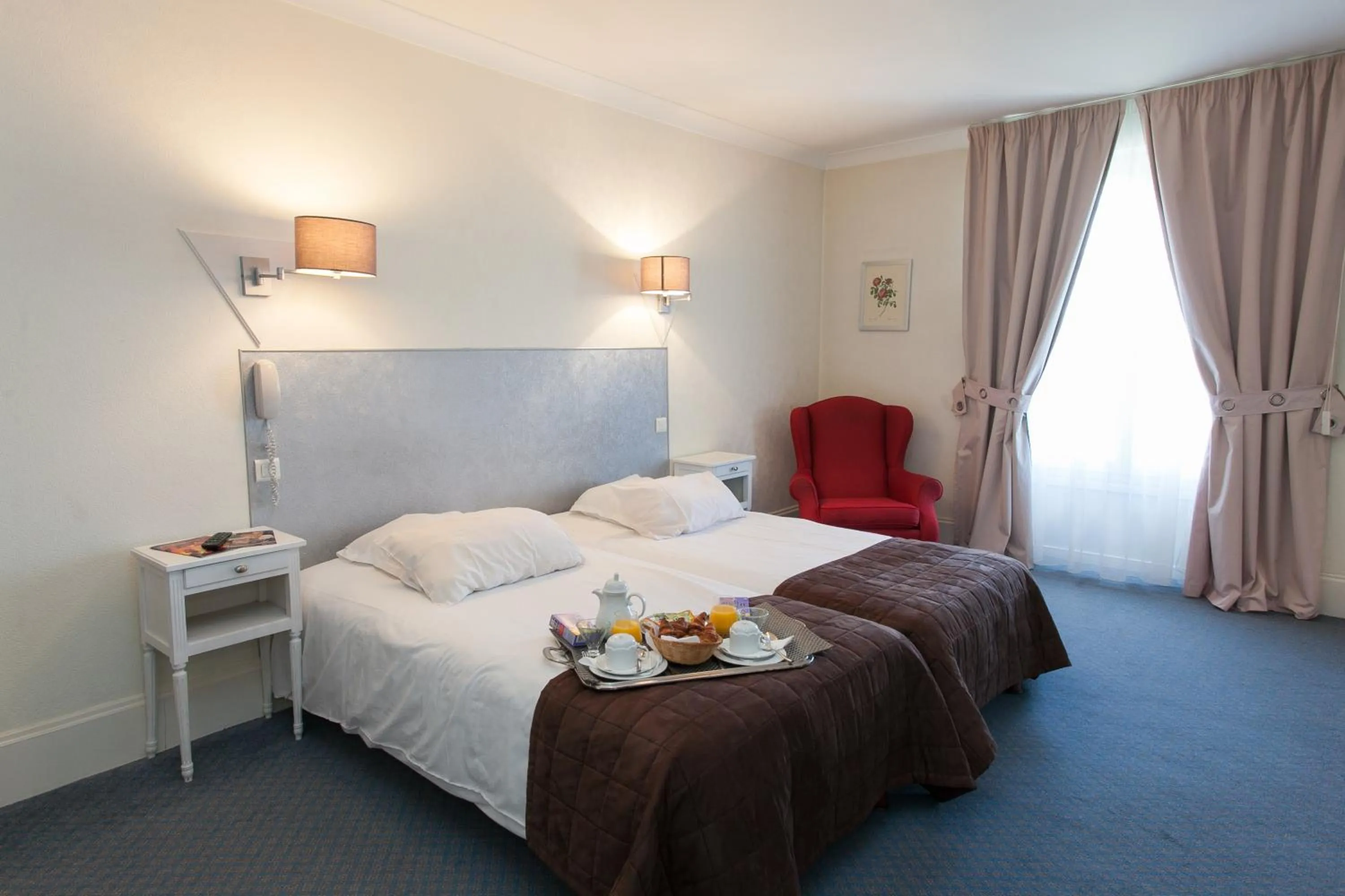 Bed in Hôtel Cosmos & Spa