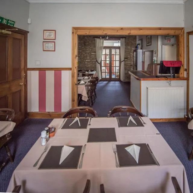 Dining area, Bed in Glendower