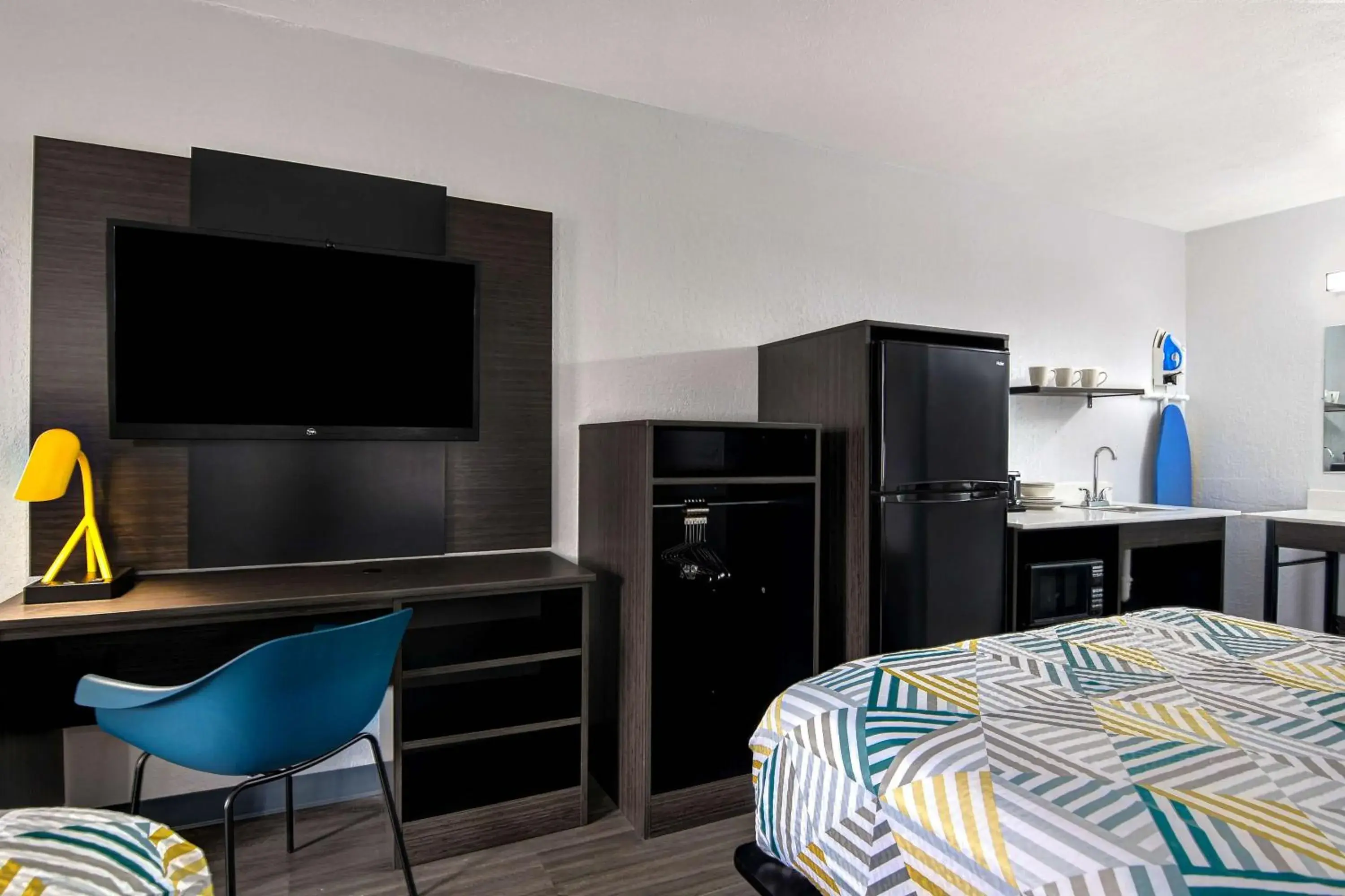 Kitchen or kitchenette, Bed in Studio 6 Meridian, MS Bonita Lakes Kitchen or kitchenette, Bed in Studio 6 Meridian, MS Bonita Lakes