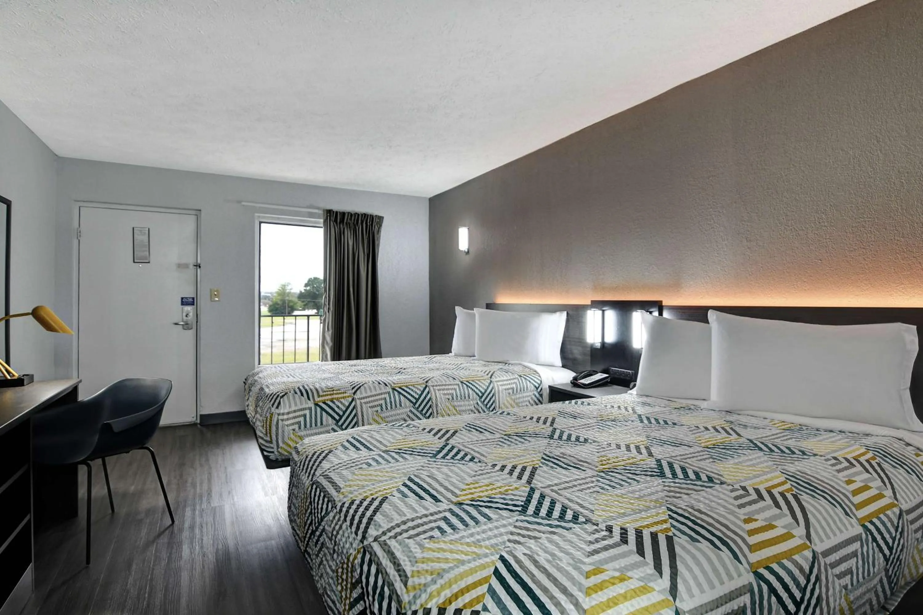 Photo of the whole room, Bed in Studio 6 Meridian, MS Bonita Lakes