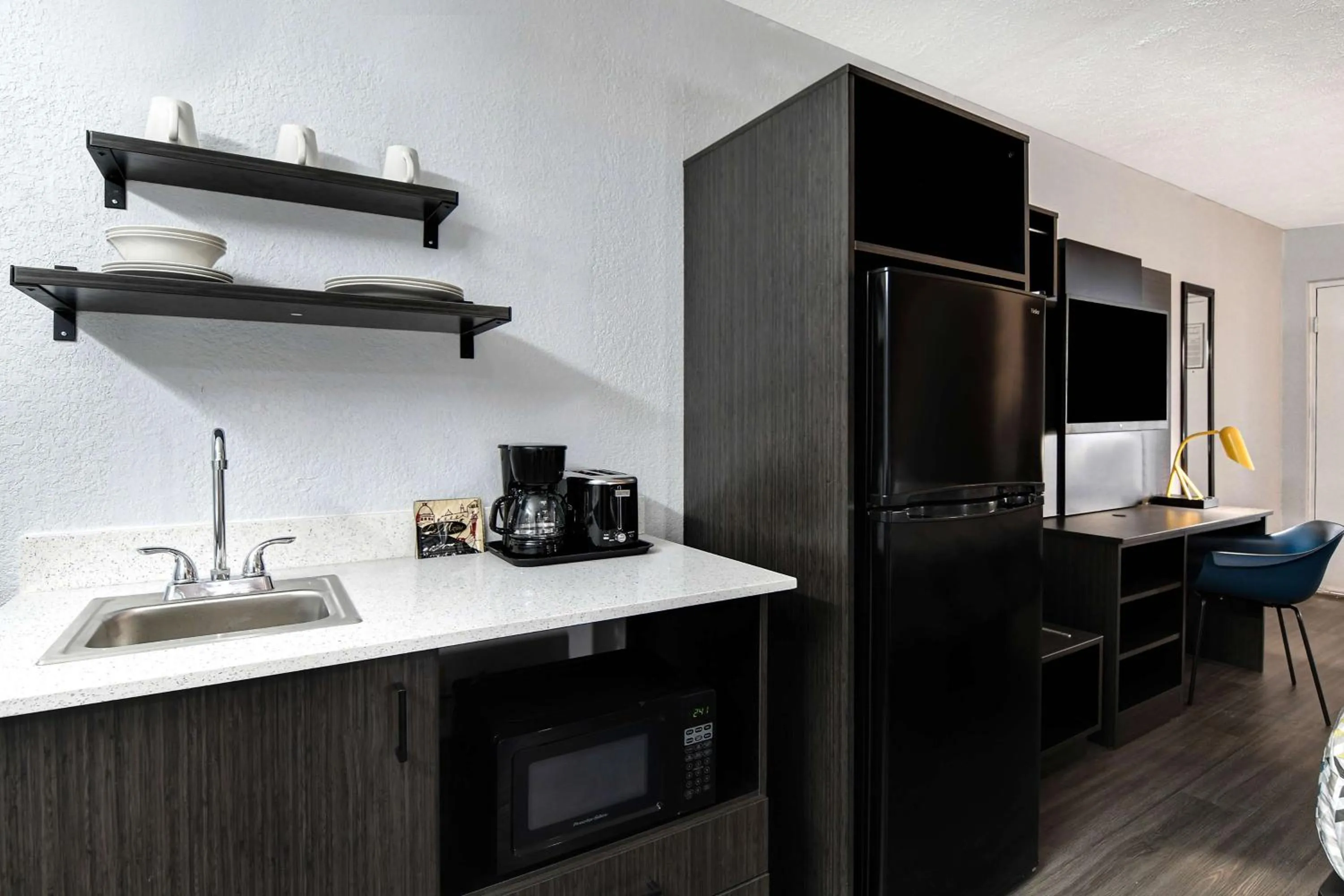 Kitchen or kitchenette in Studio 6 Meridian, MS Bonita Lakes