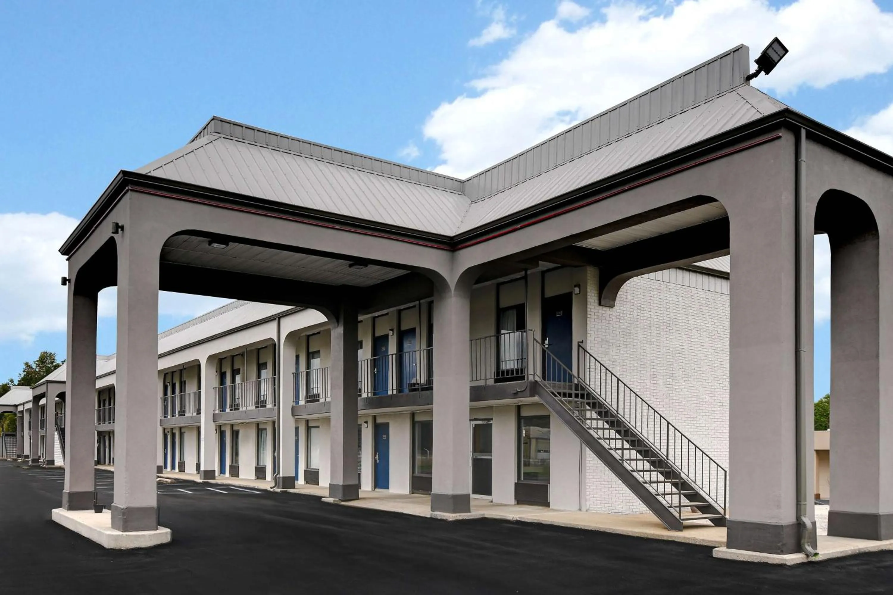 Property building in Studio 6 Meridian, MS Bonita Lakes