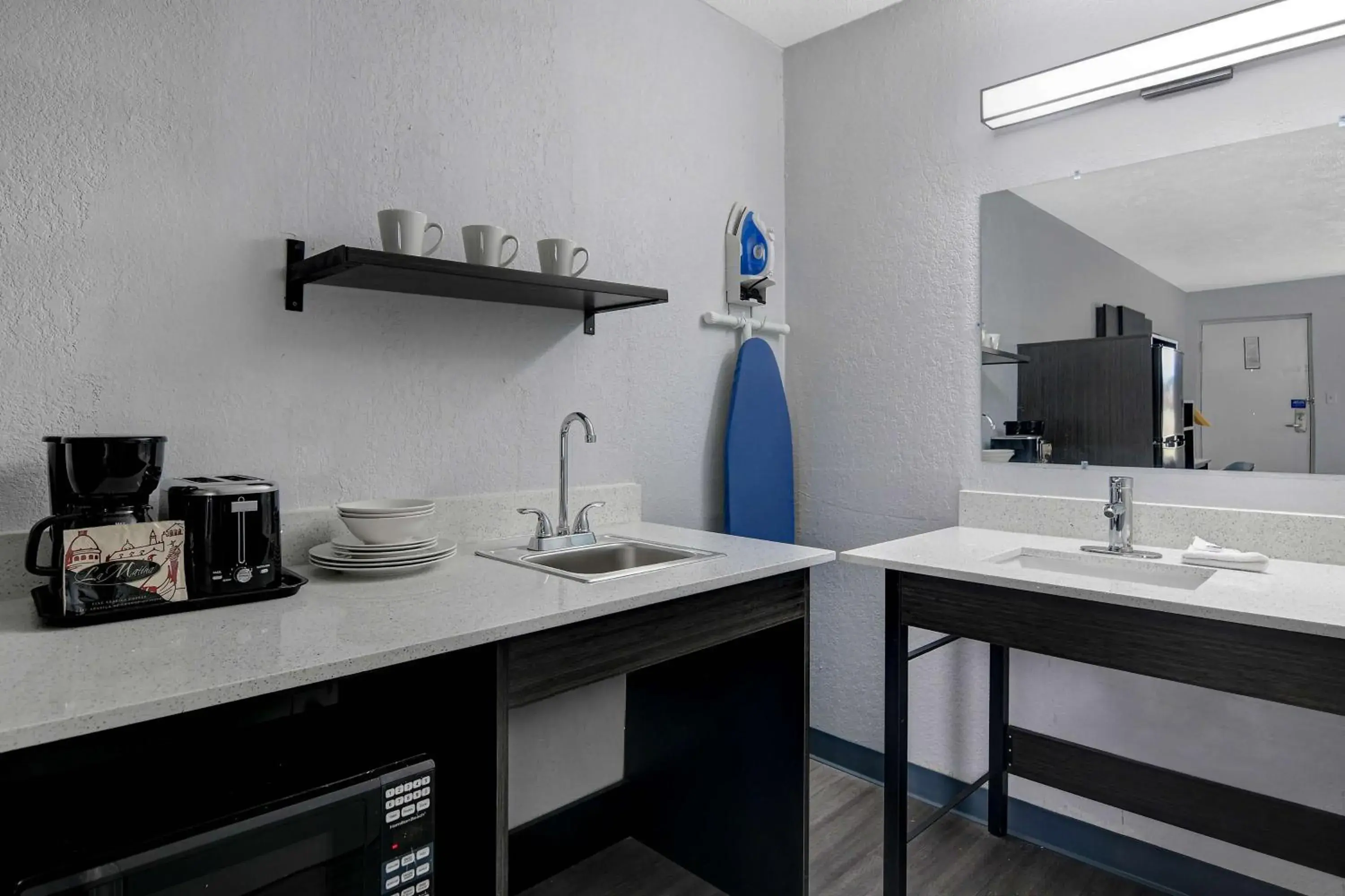 Kitchen or kitchenette in Studio 6 Meridian, MS Bonita Lakes Kitchen or kitchenette in Studio 6 Meridian, MS Bonita Lakes