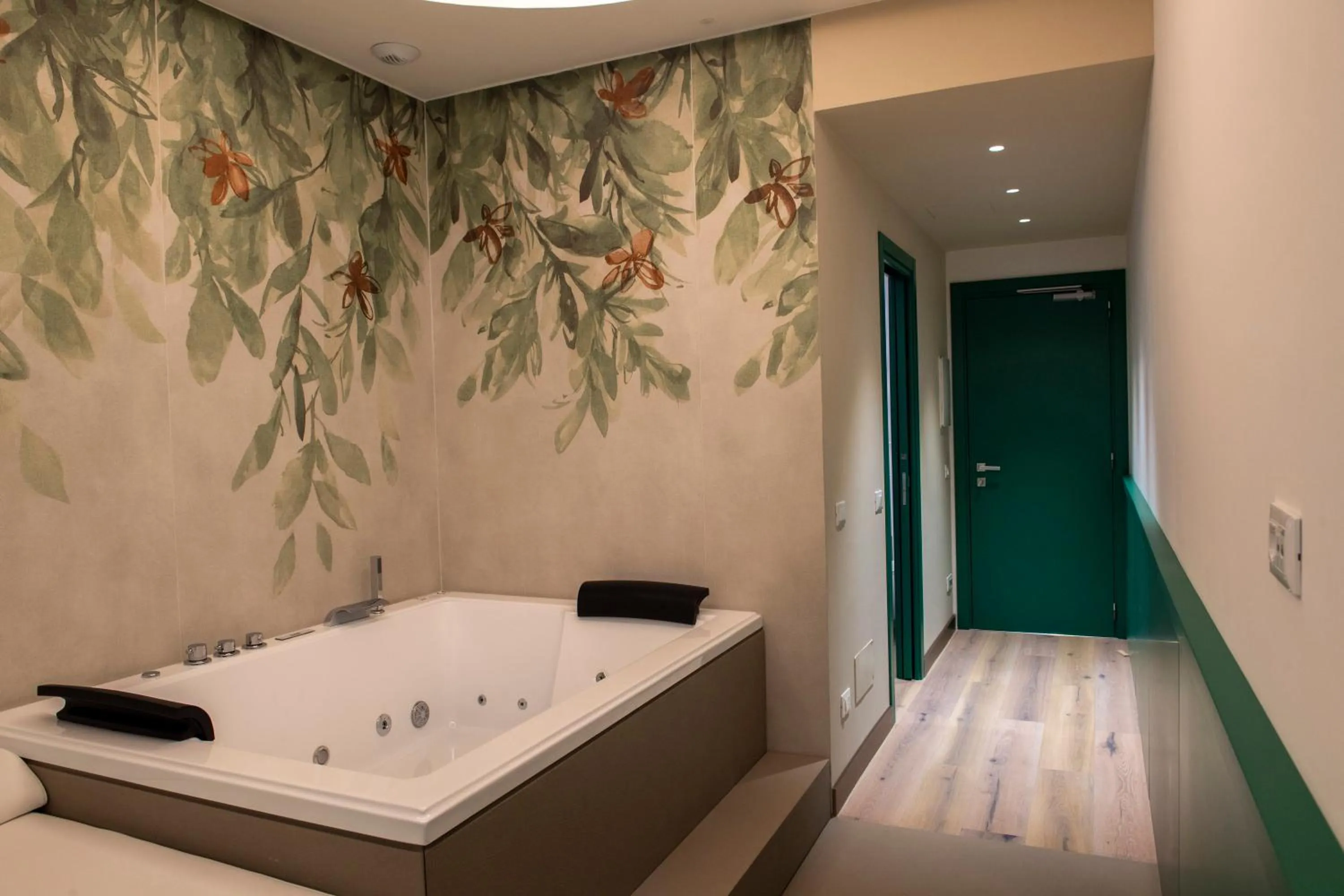 Hot Tub in Smart Hotel Napoli