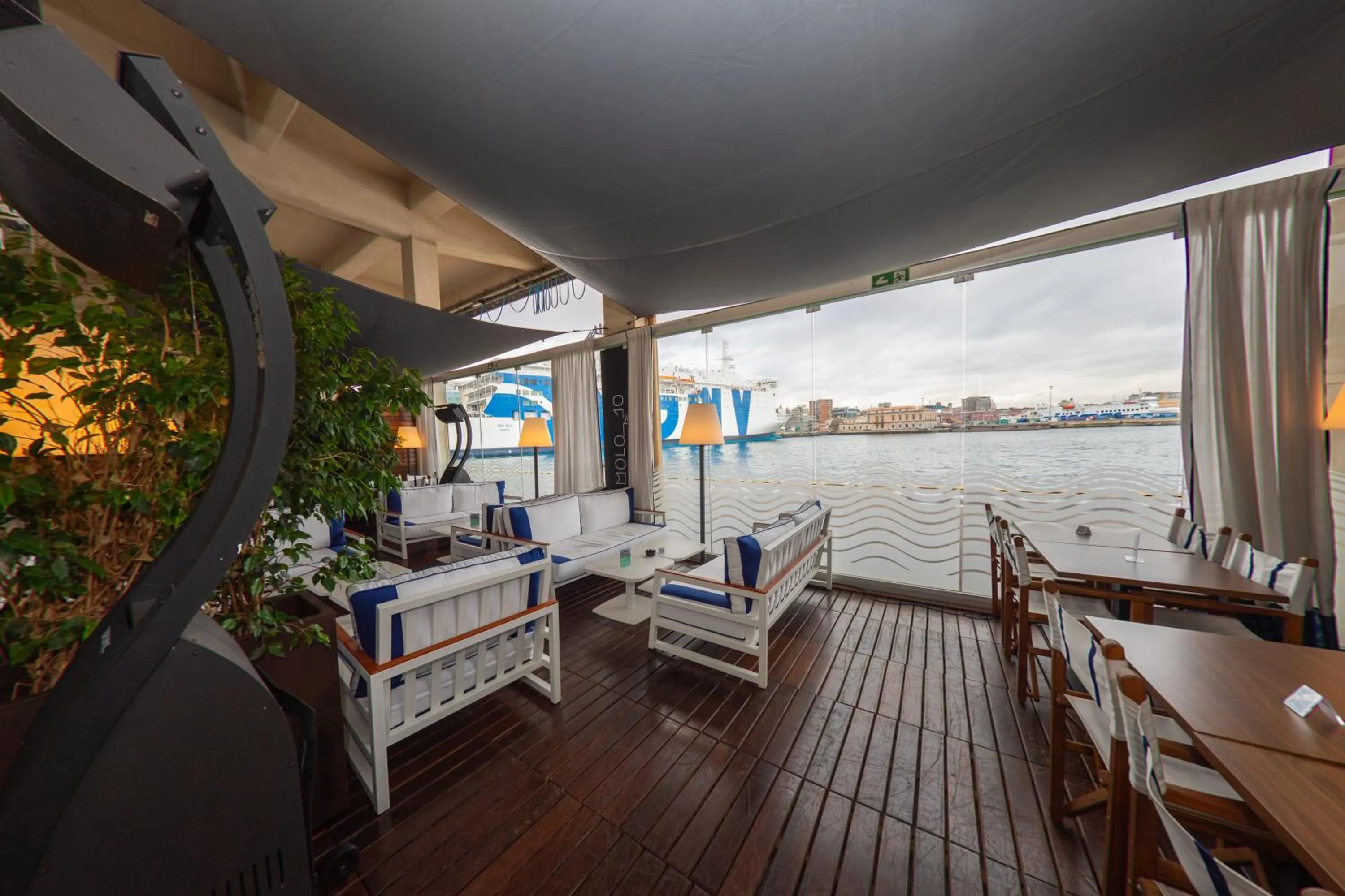 Restaurant/places to eat in Smart Hotel Napoli