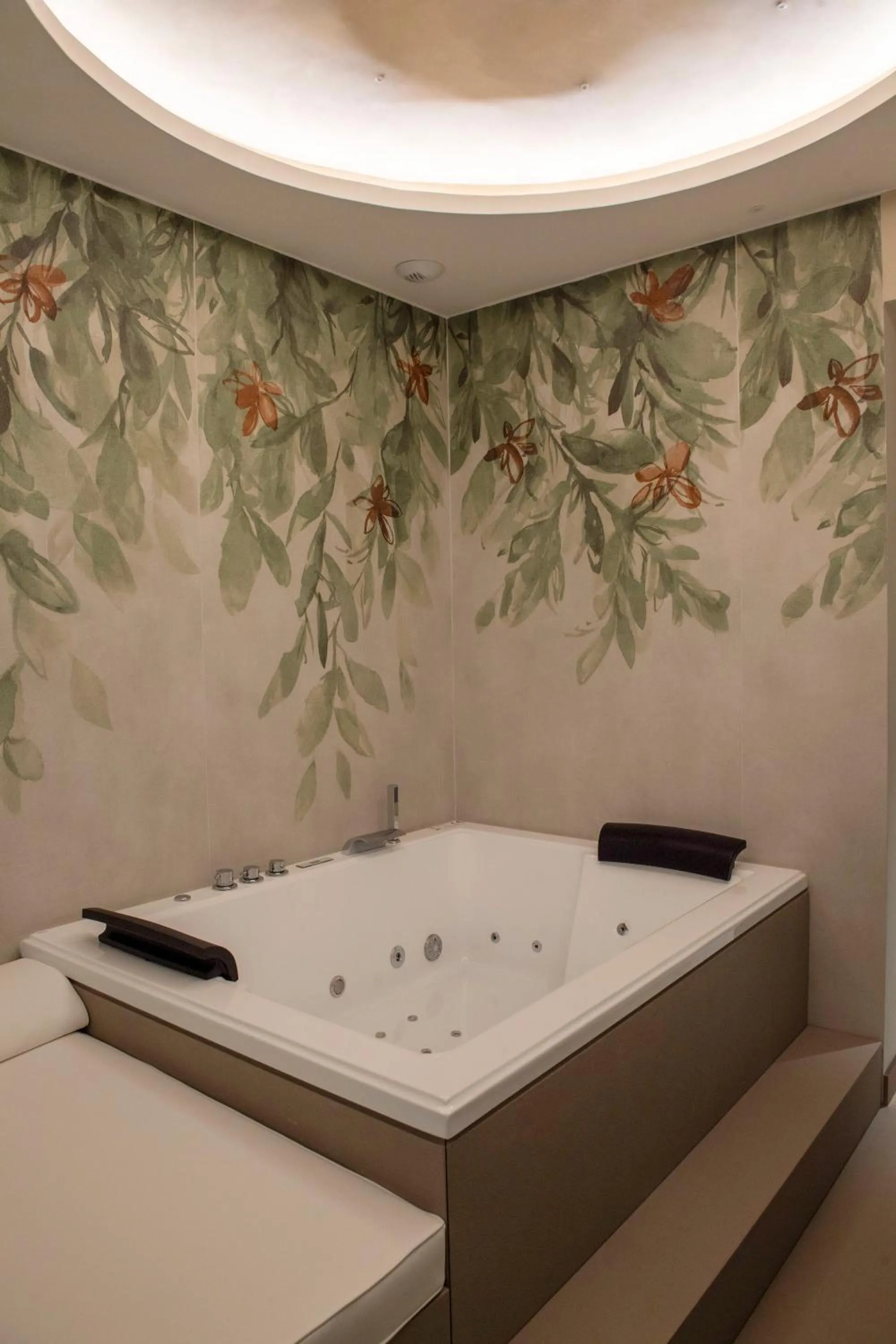 Hot Tub in Smart Hotel Napoli