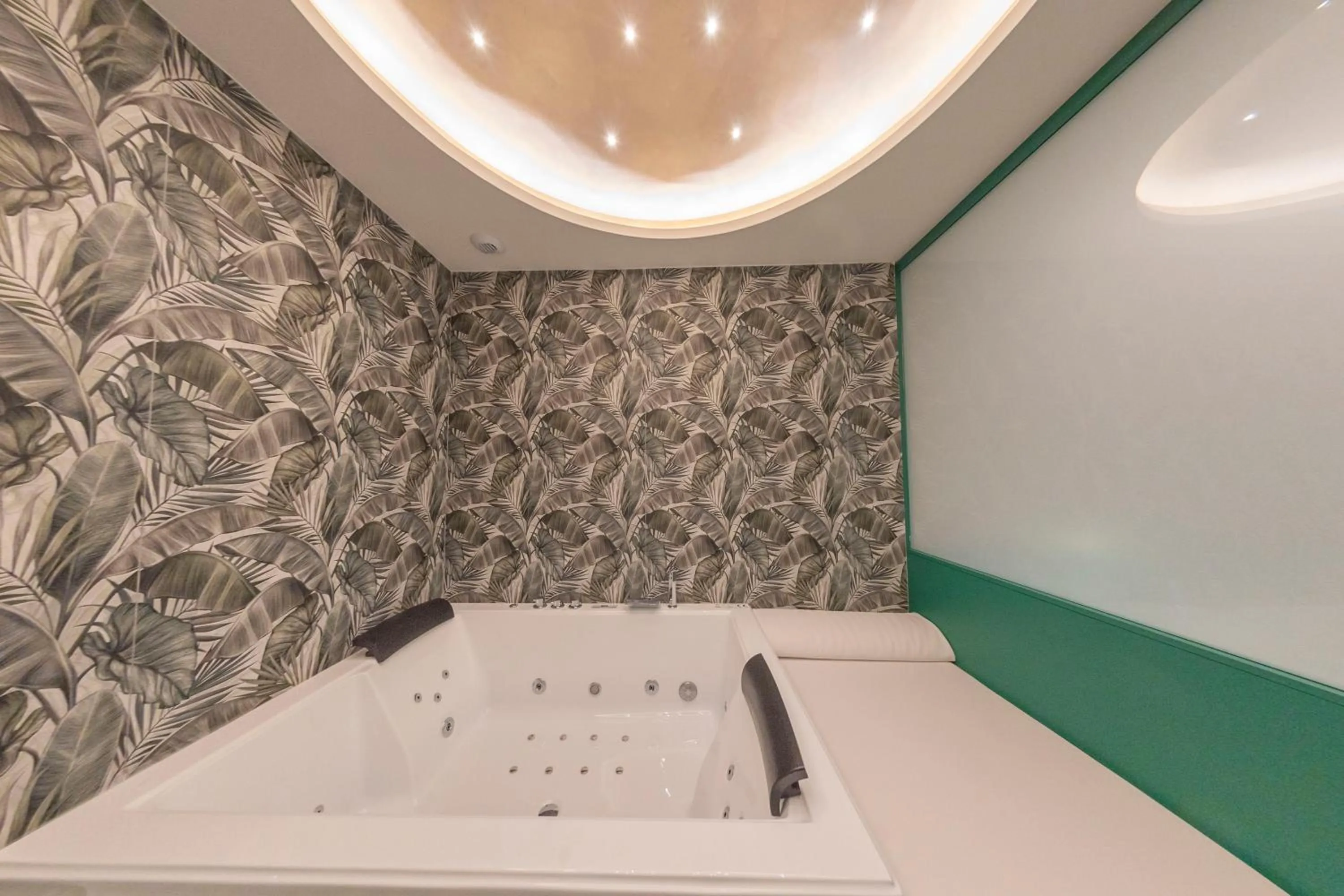 Hot Tub in Smart Hotel Napoli