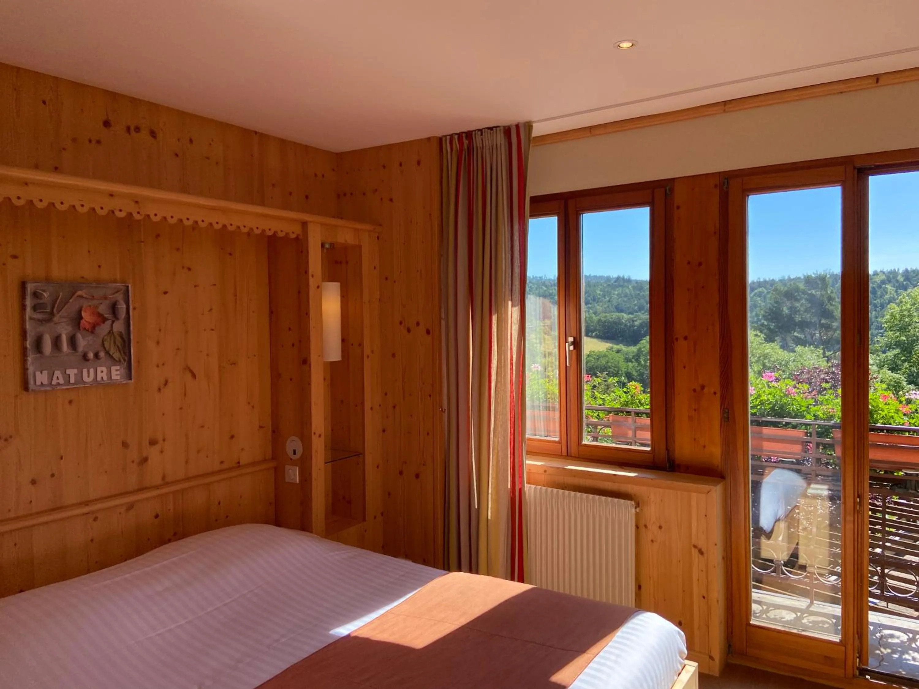 Bed in LE CLOS DES SOURCES Hôtel & Spa