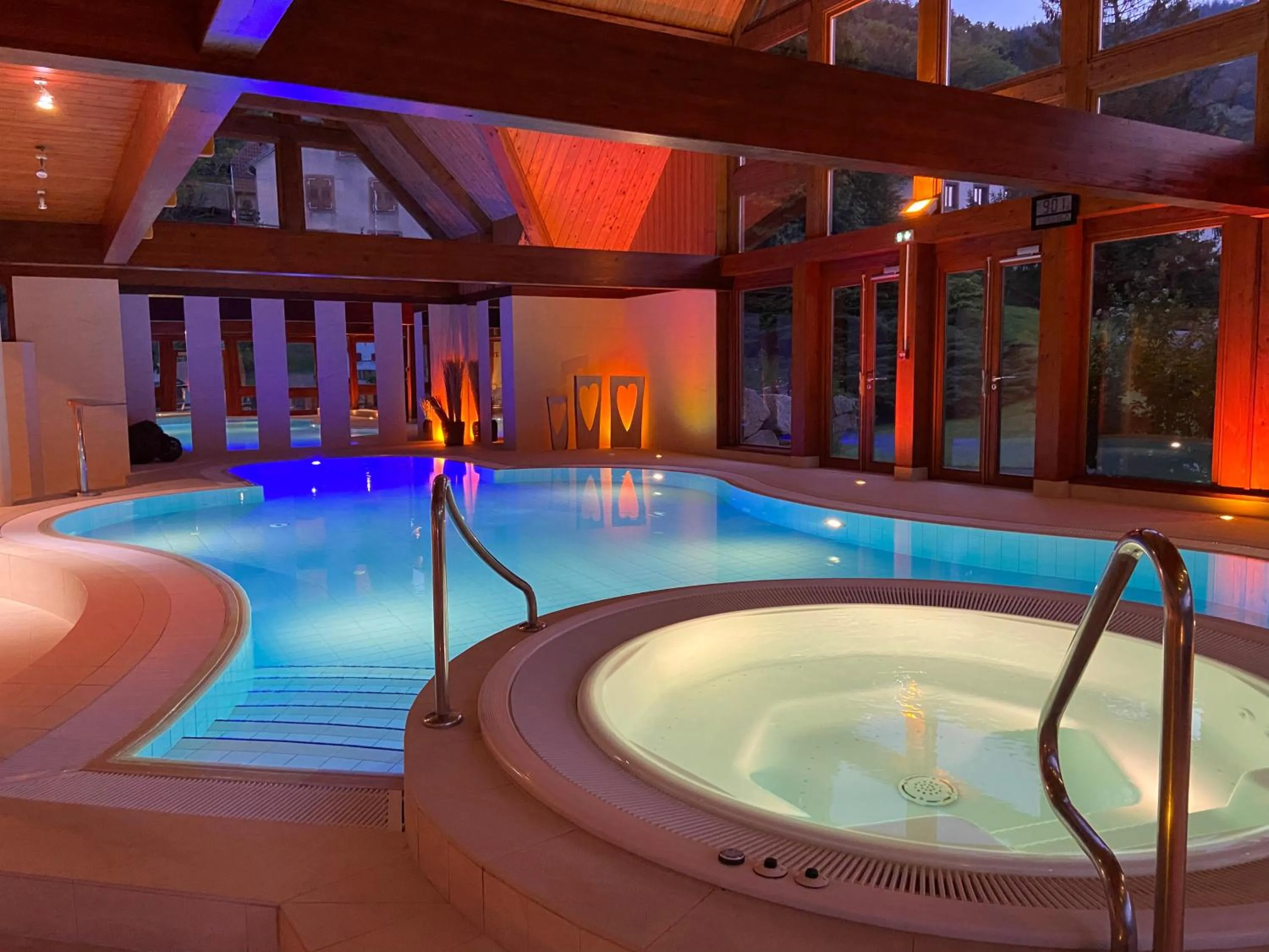 Hot Tub in LE CLOS DES SOURCES Hôtel & Spa