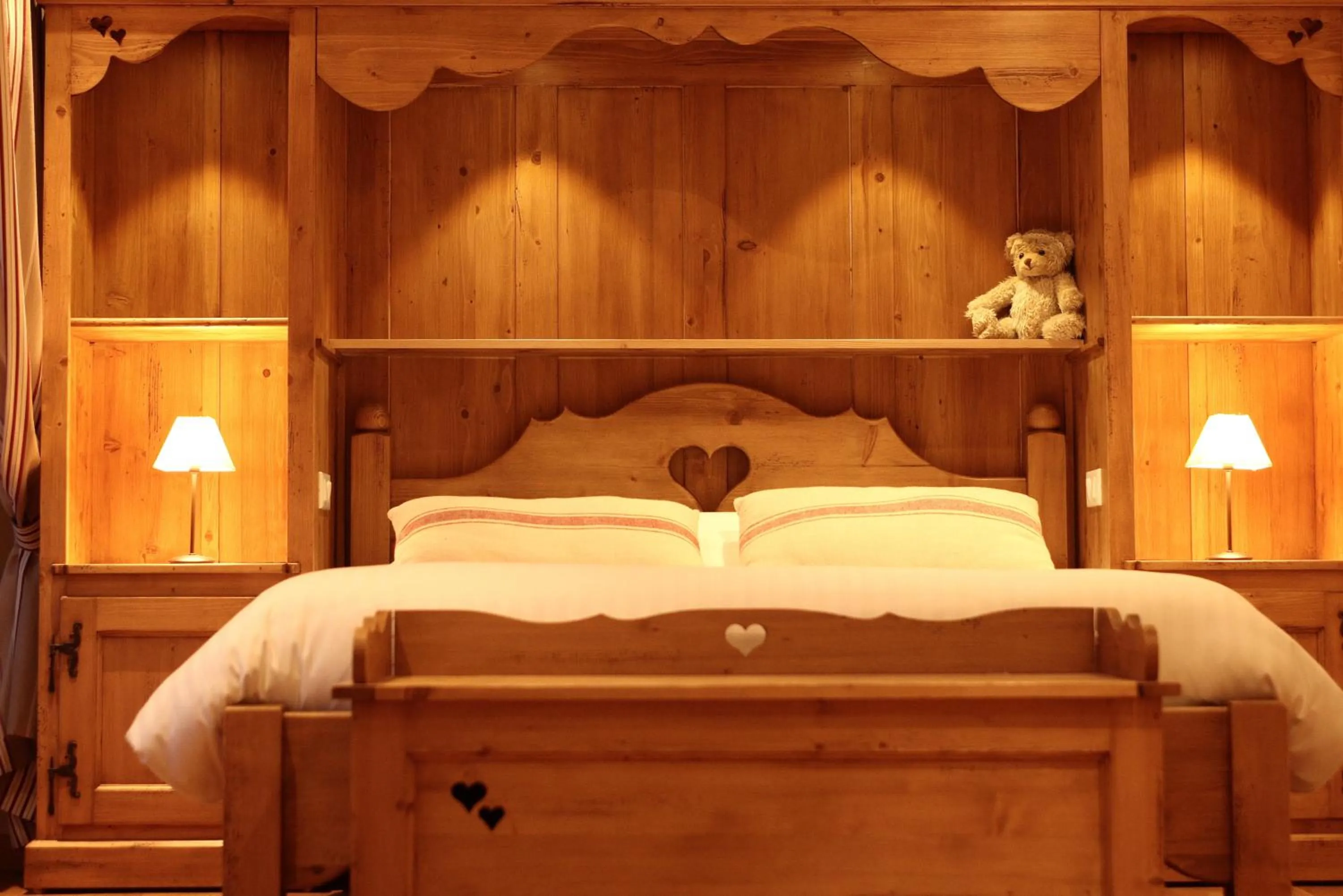 Bed in LE CLOS DES SOURCES Hôtel & Spa