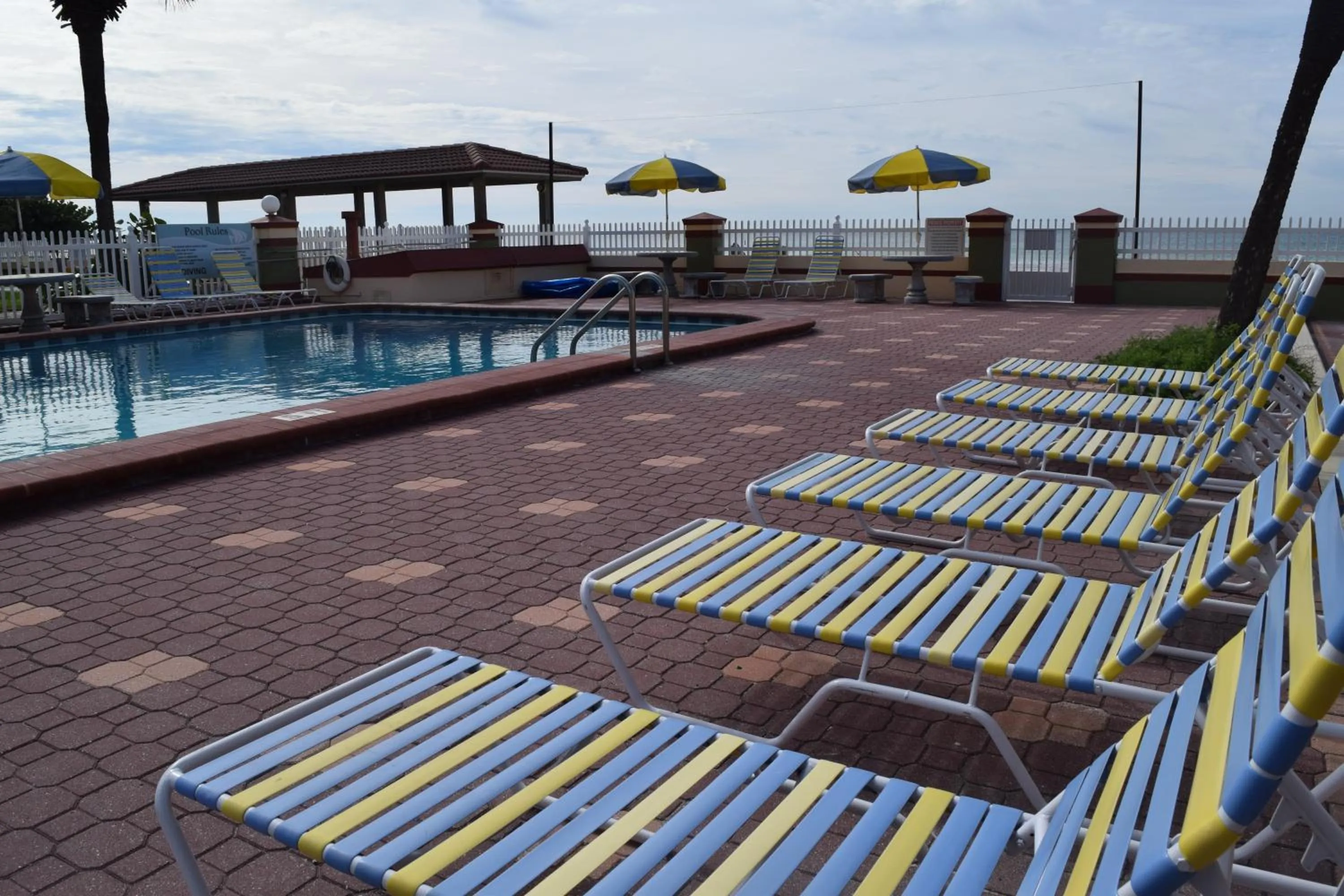 Swimming pool in Sails Resort Motel