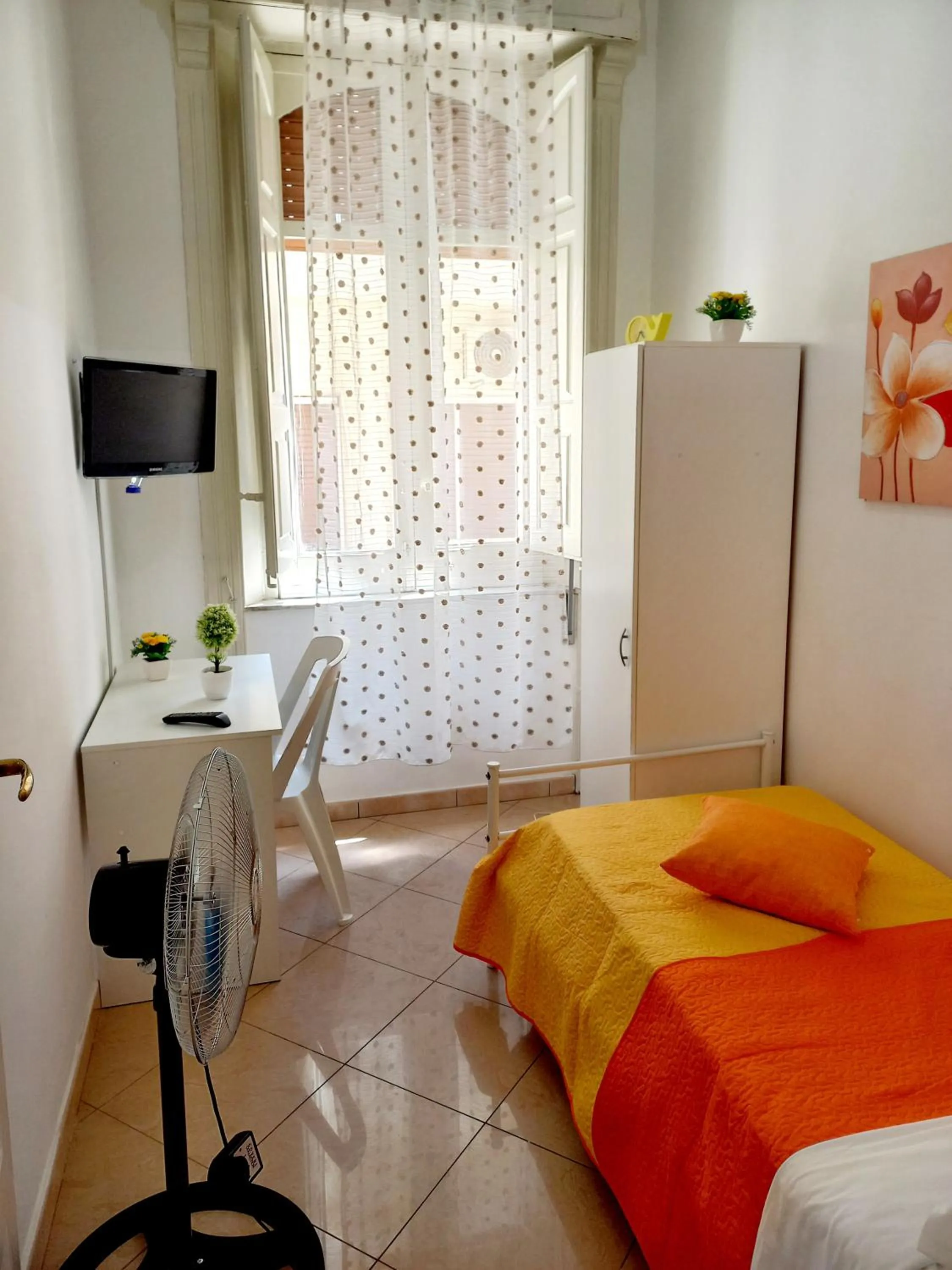 Bed, TV/Entertainment Center in B&B Family - Affitta camere