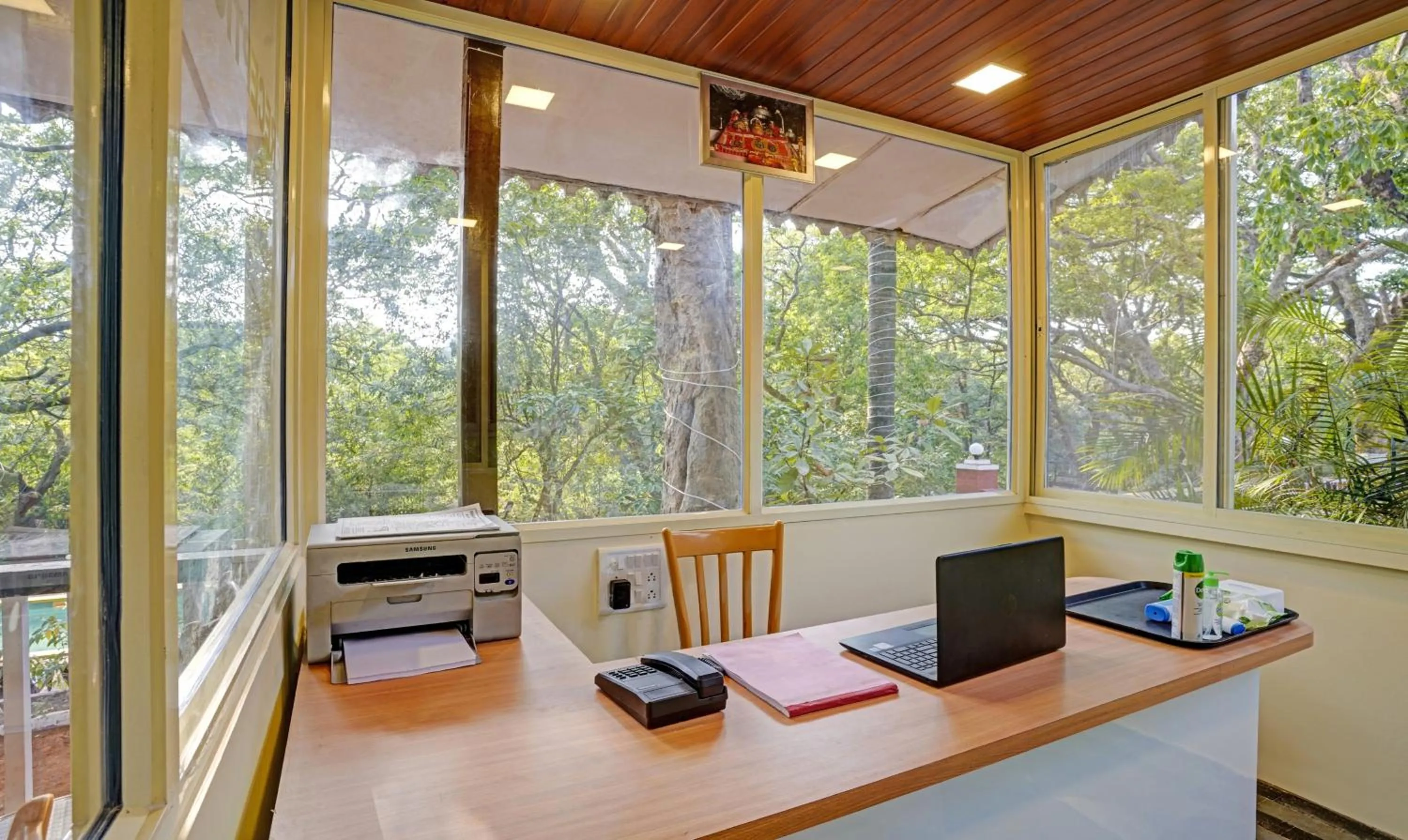 Lobby or reception in Treebo Cecil Resort, 600 Mtrs From Matheran Railway Station