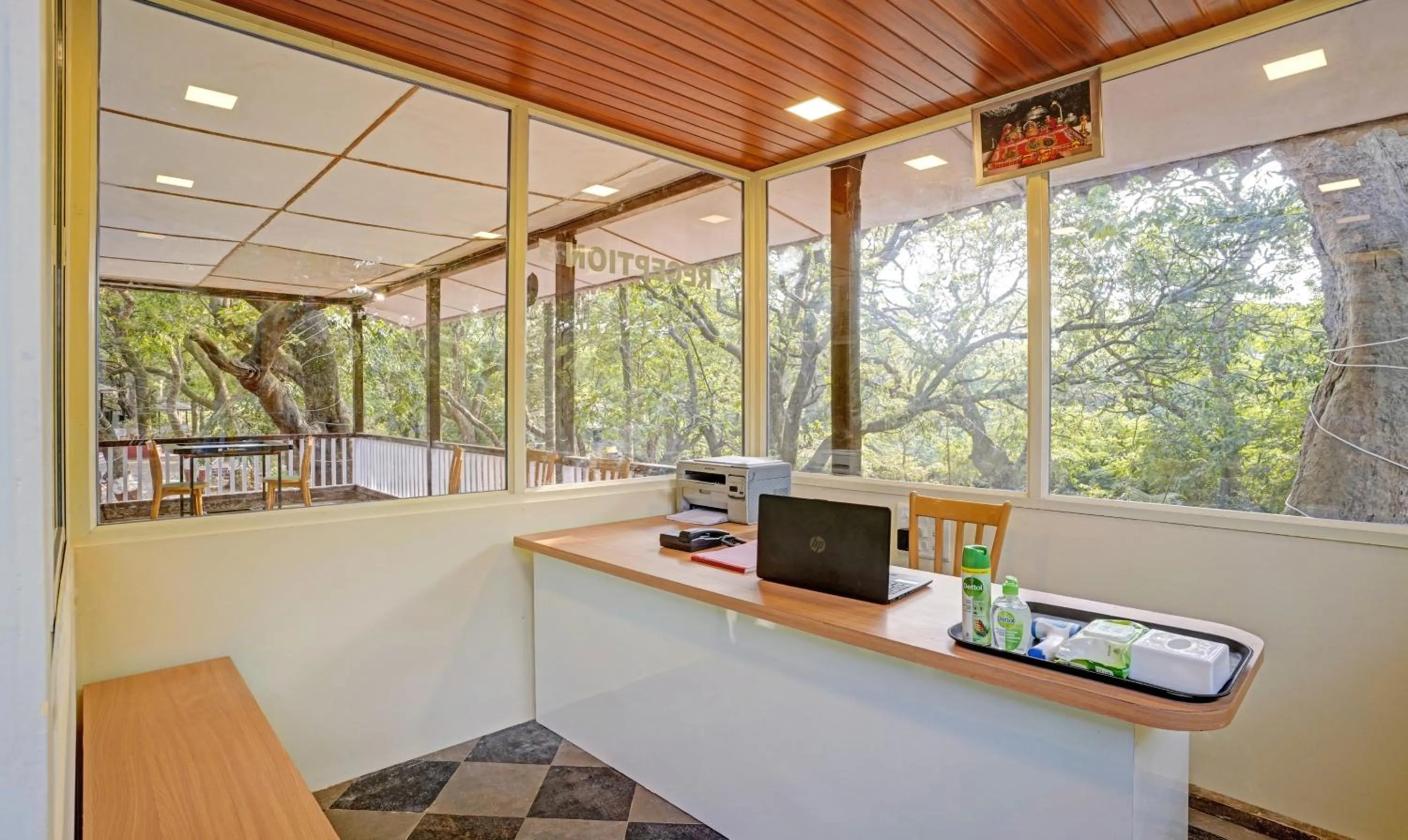 Lobby or reception in Treebo Cecil Resort, 600 Mtrs From Matheran Railway Station