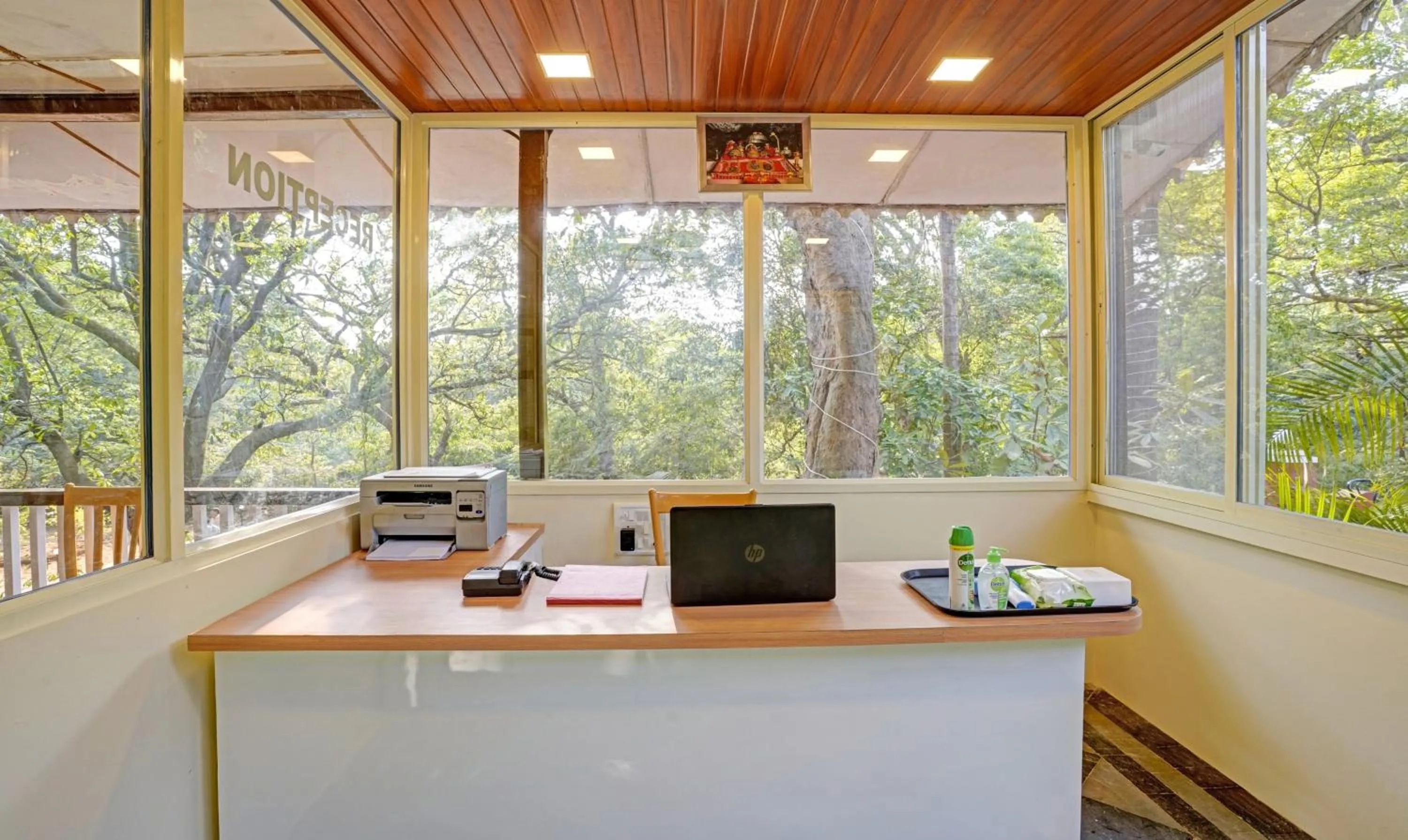 Lobby or reception in Treebo Cecil Resort, 600 Mtrs From Matheran Railway Station