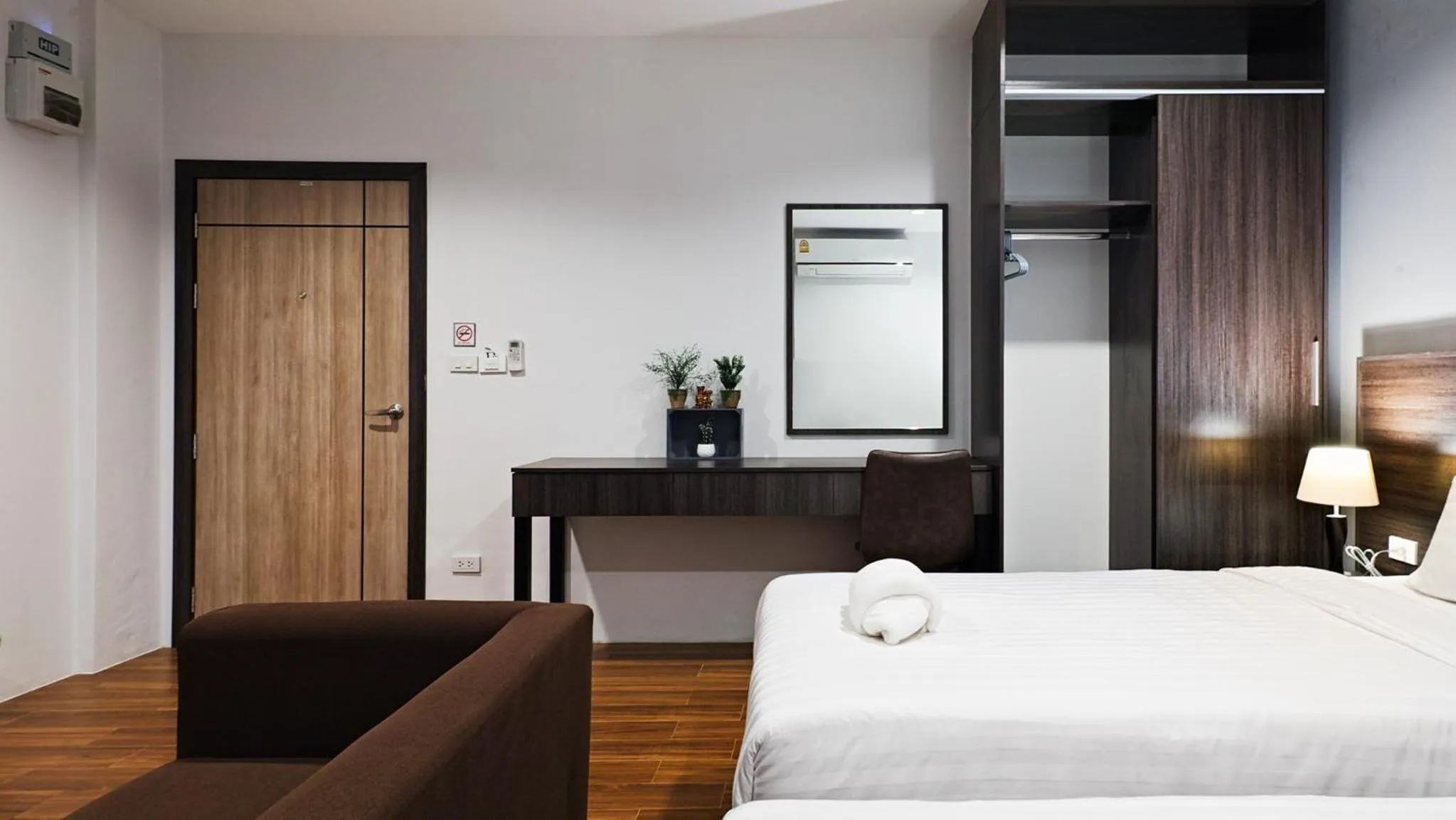 Photo of the whole room, Bed in Feungfah Litz