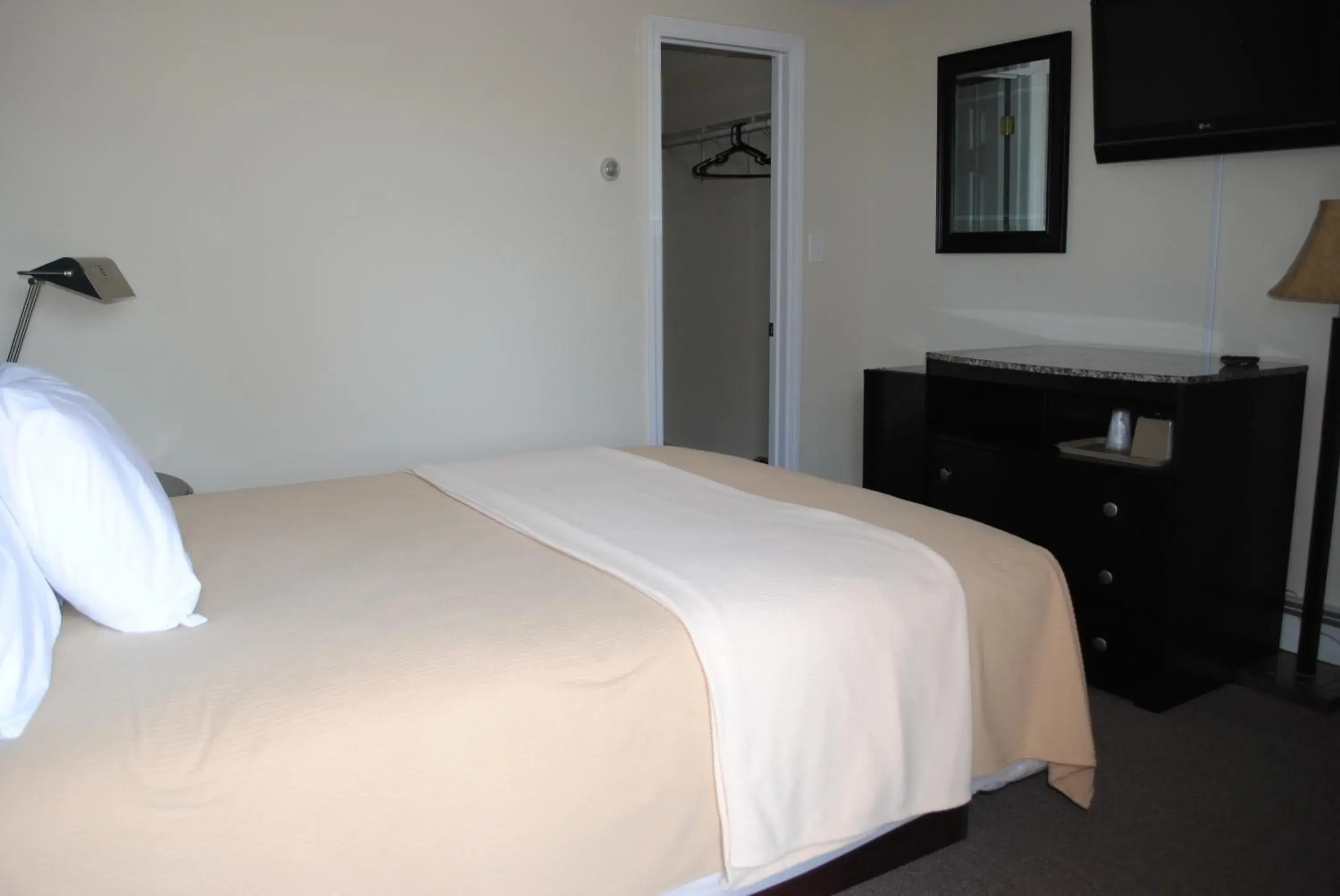 Standard Queen Room- Non-Smoking in Shore Point Motel Standard Queen Room- Non-Smoking in Shore Point Motel