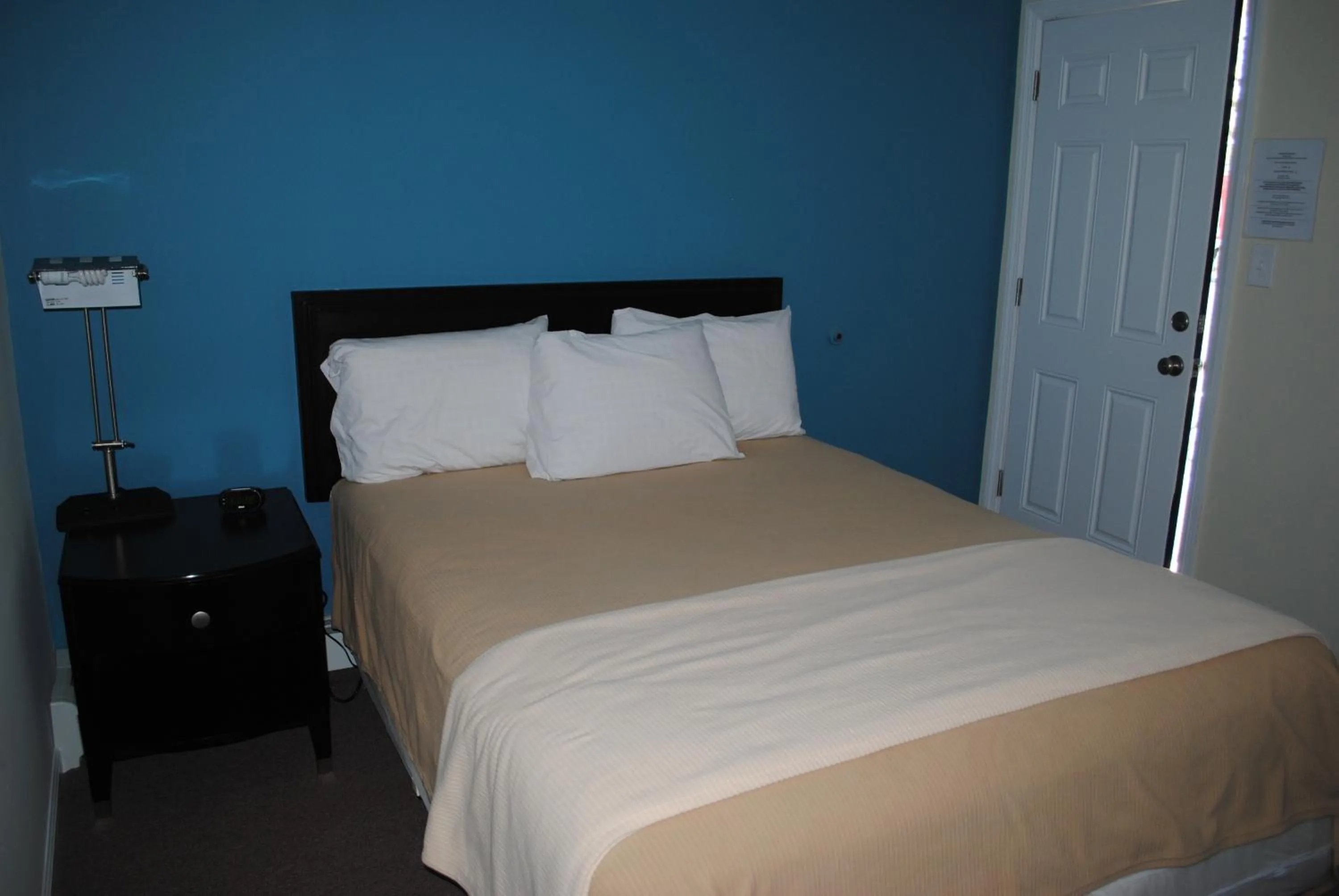 Bed in Shore Point Motel