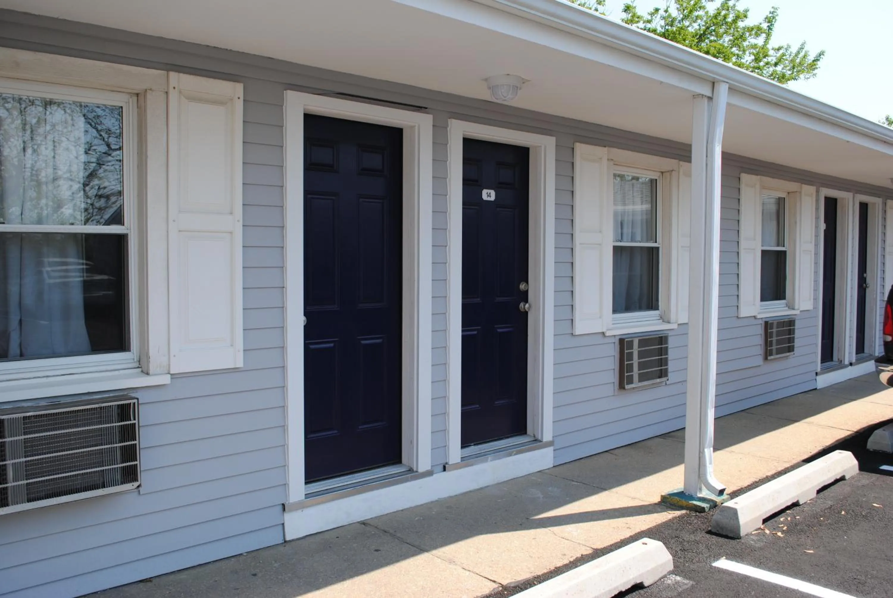 Facade/entrance in Shore Point Motel