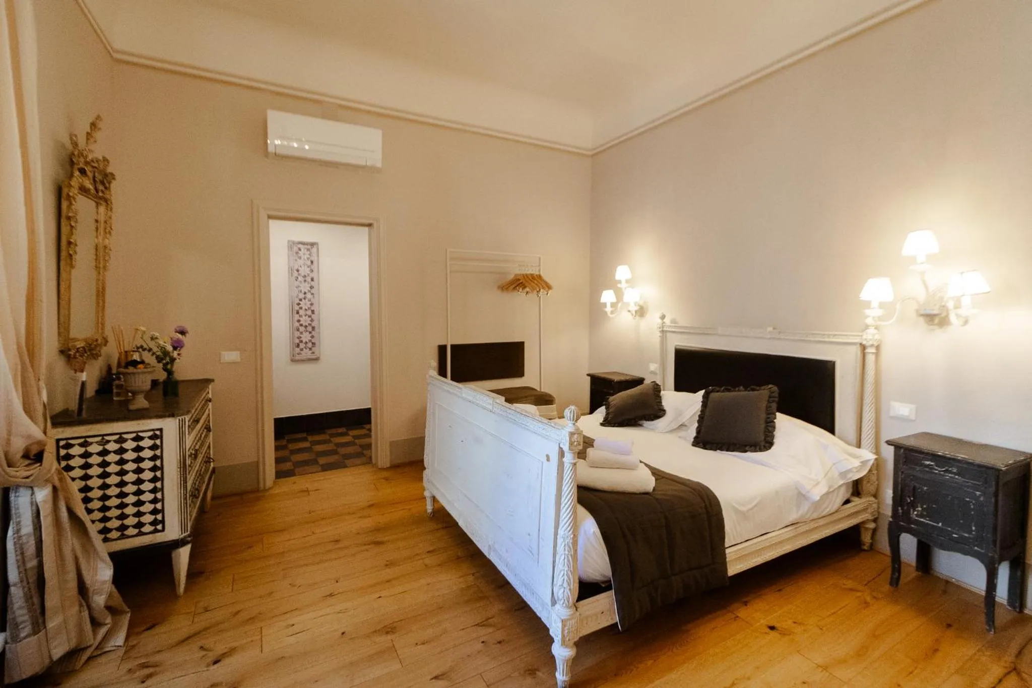 Bedroom, Bed in San Pier Novello in Oltrarno