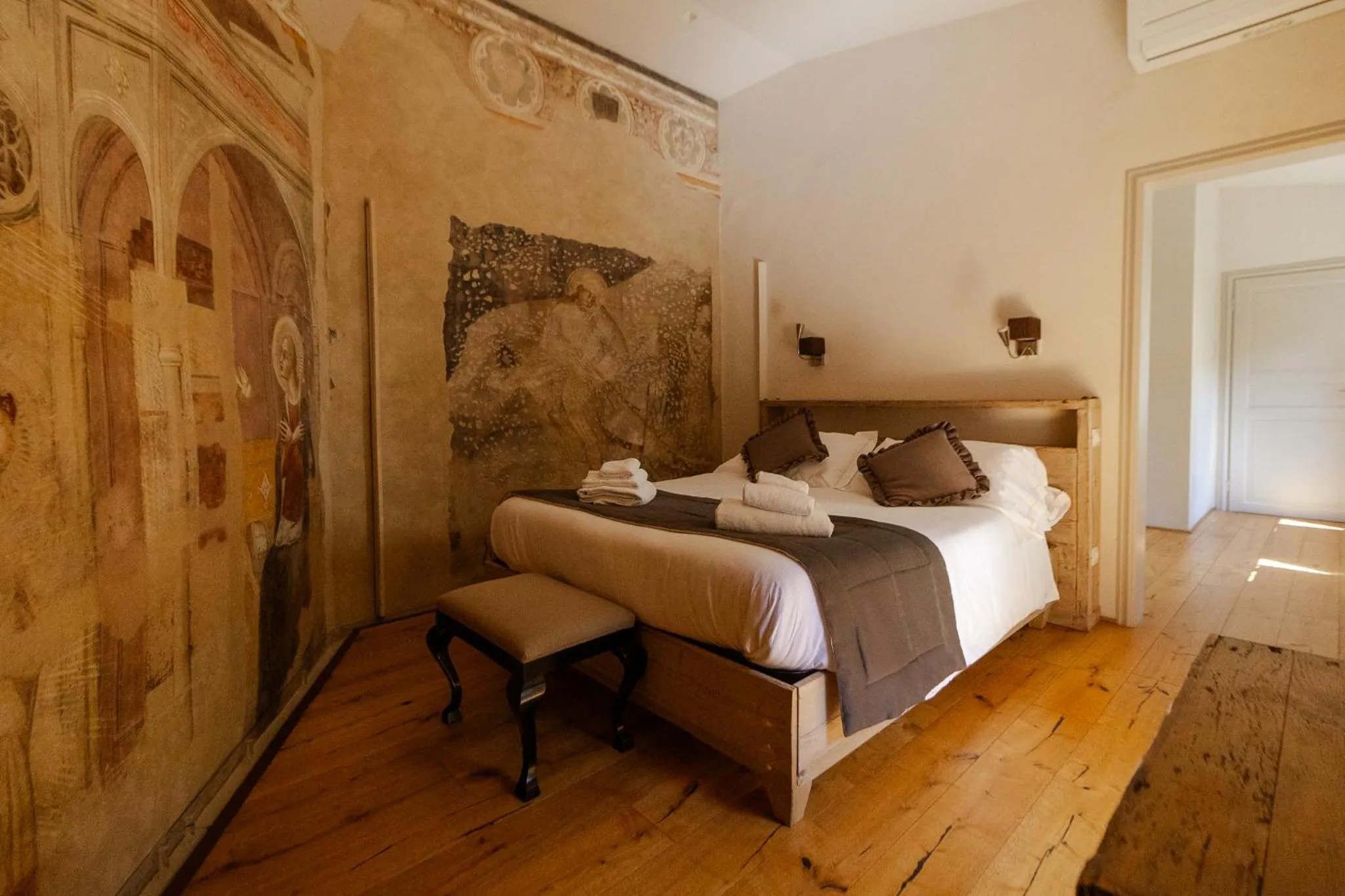 Bedroom, Bed in San Pier Novello in Oltrarno