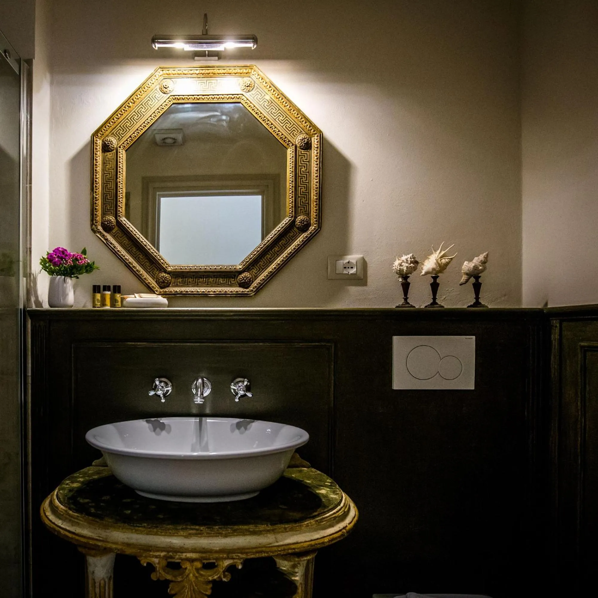 Bathroom in San Pier Novello in Oltrarno