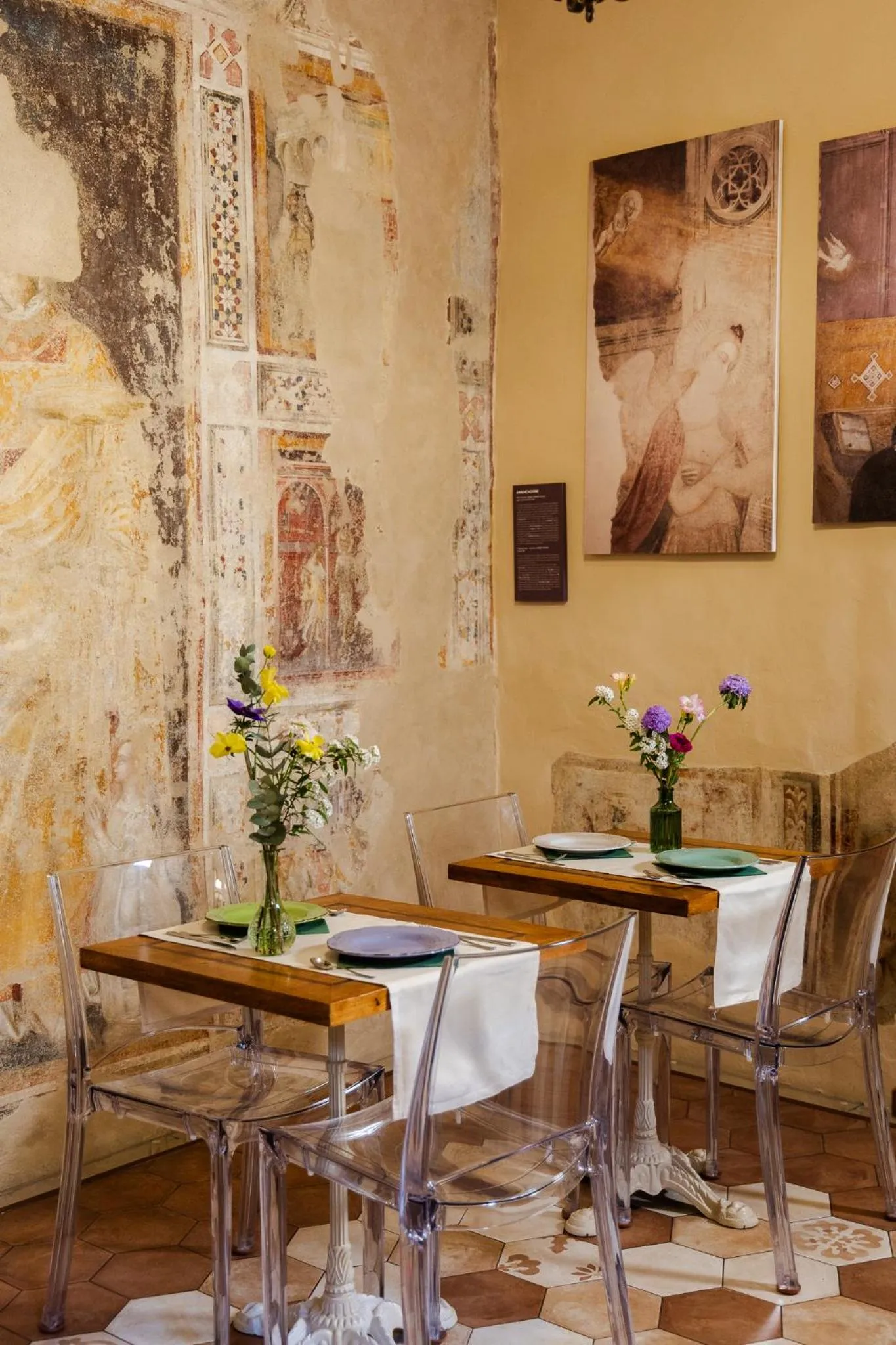 Decorative detail in San Pier Novello in Oltrarno