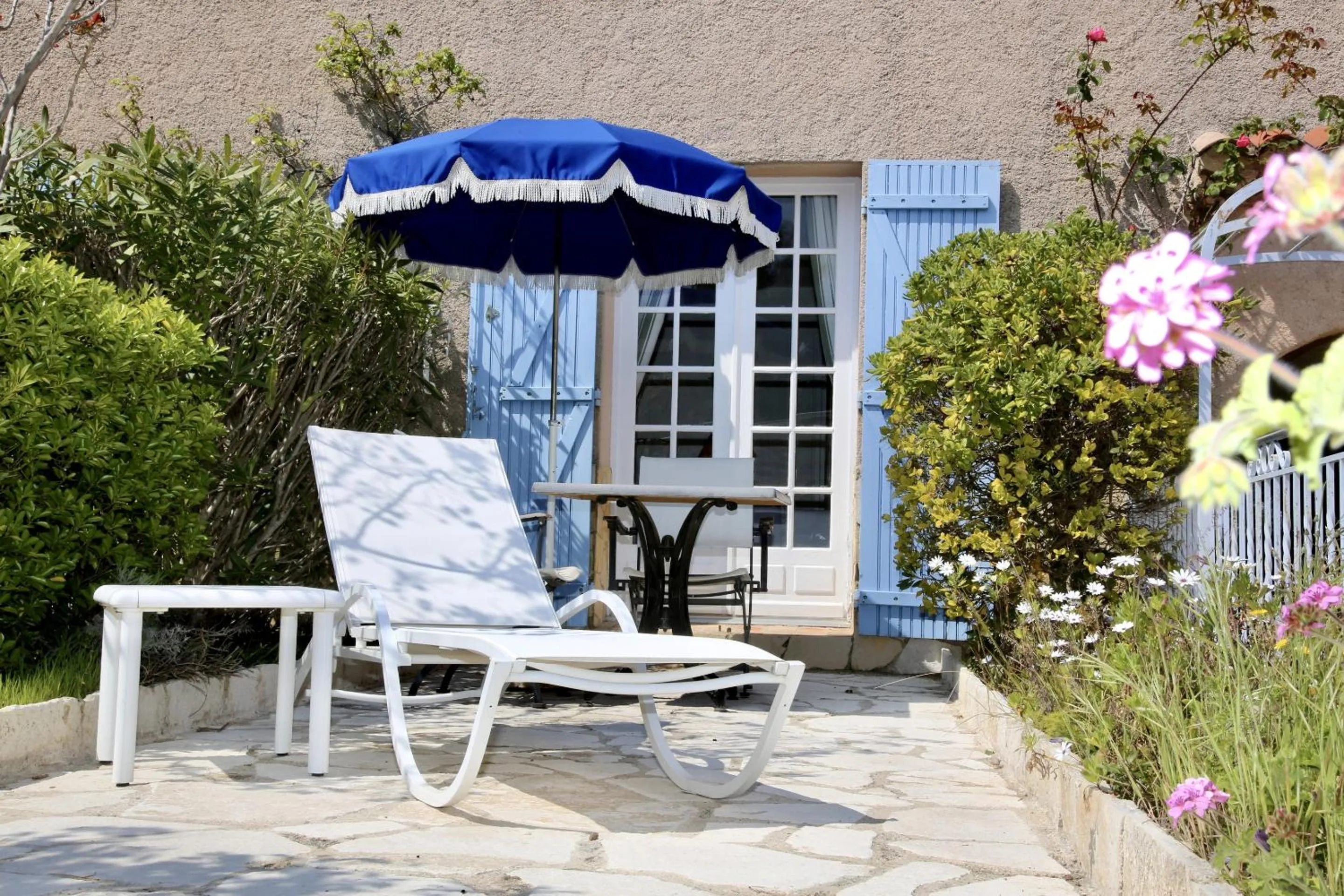Queen Room with Pool View in Hôtel Jas Neuf