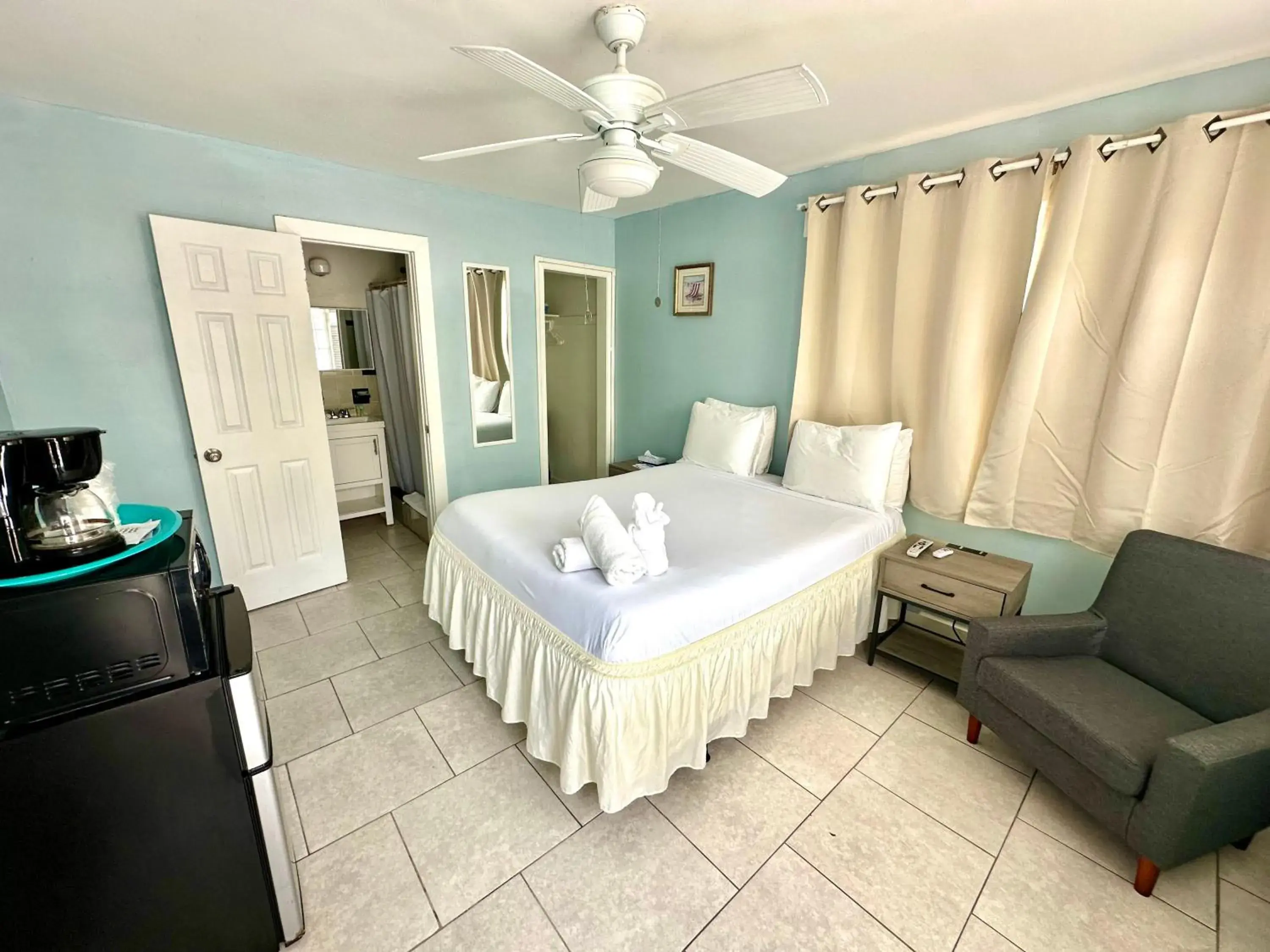 Bedroom, Bed in St Maurice Beach Inn Bedroom, Bed in St Maurice Beach Inn