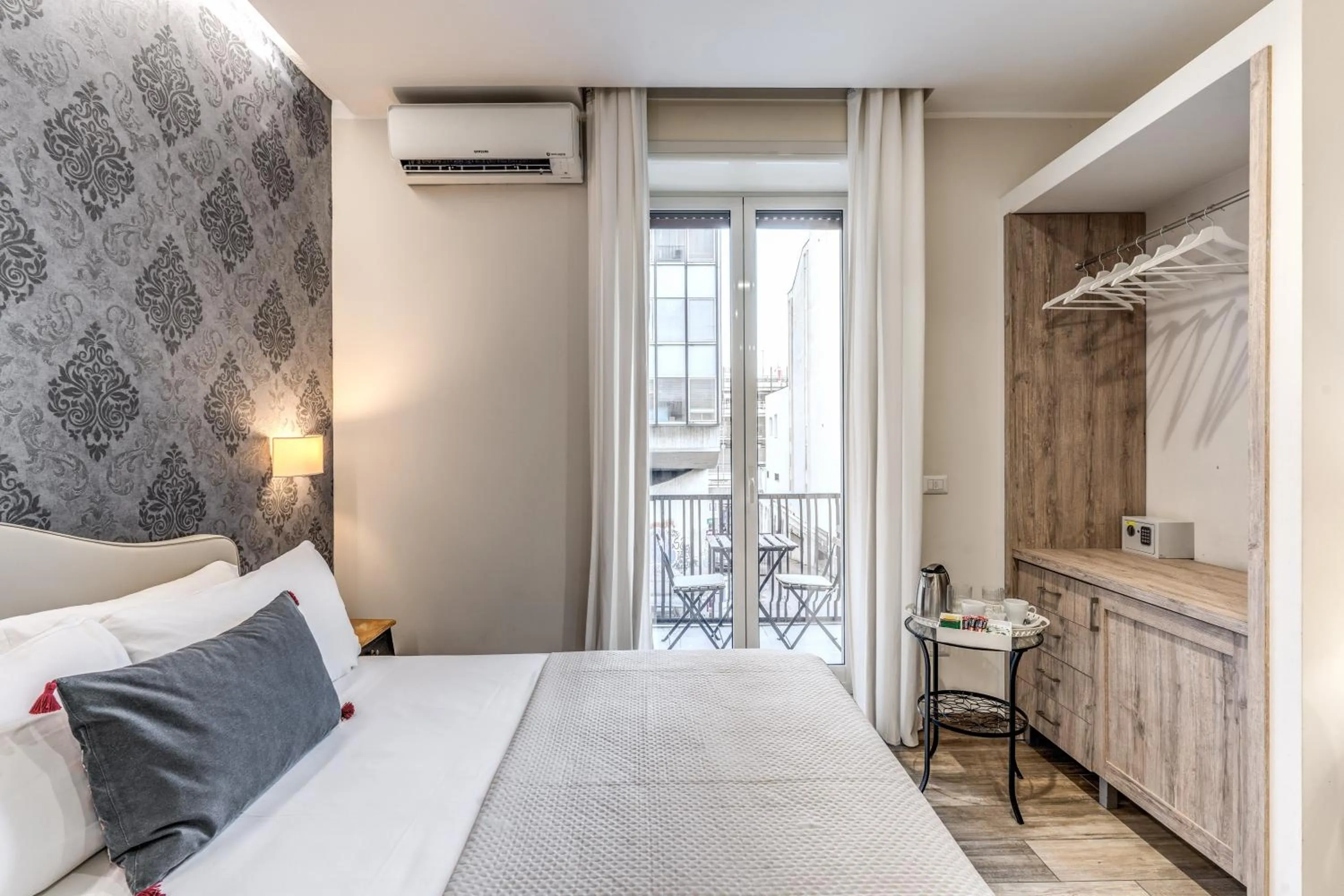 Bedroom, Bed in Camera e Caffé DeLuxe