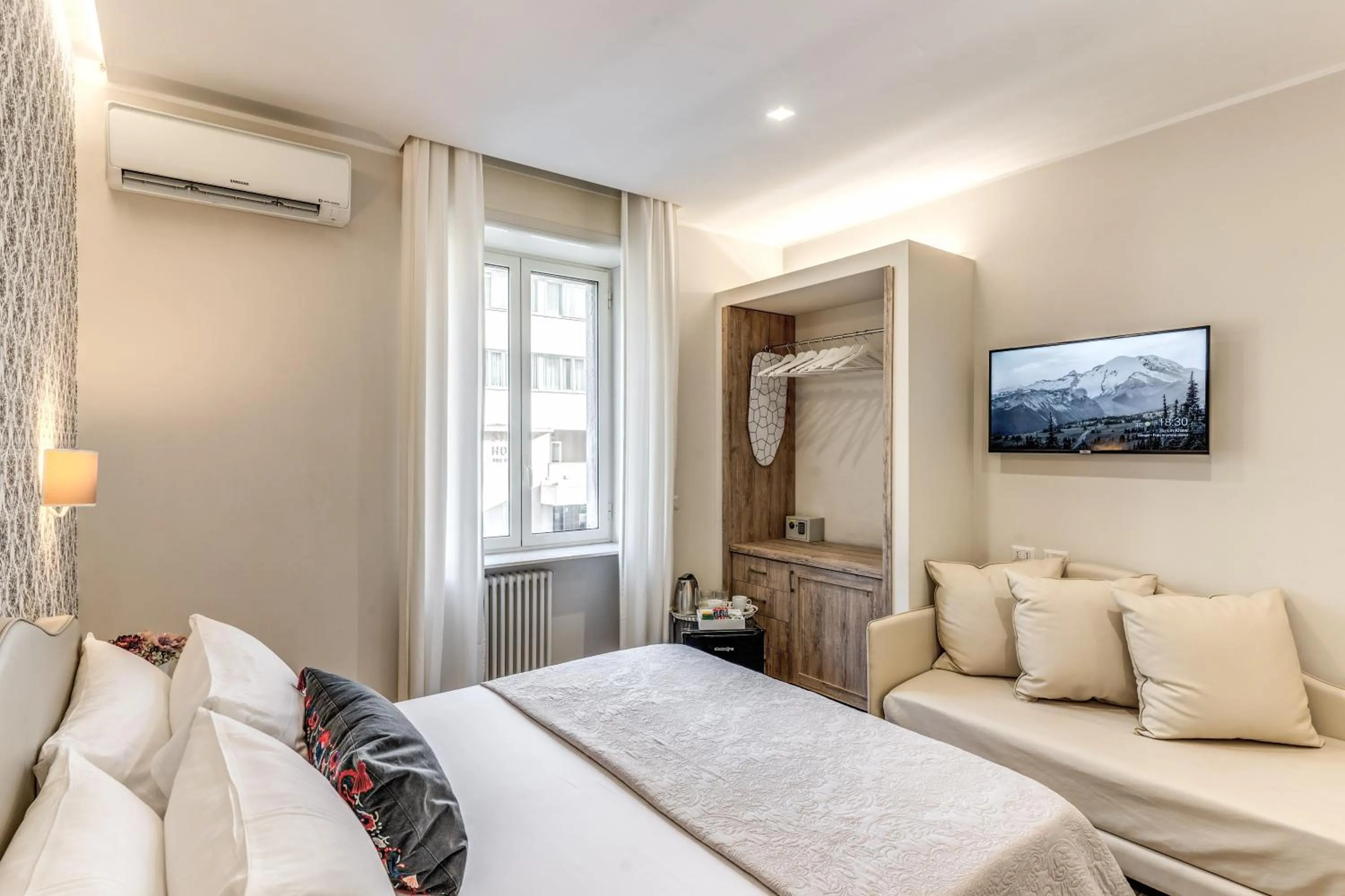 Photo of the whole room, Bed in Camera e Caffé DeLuxe